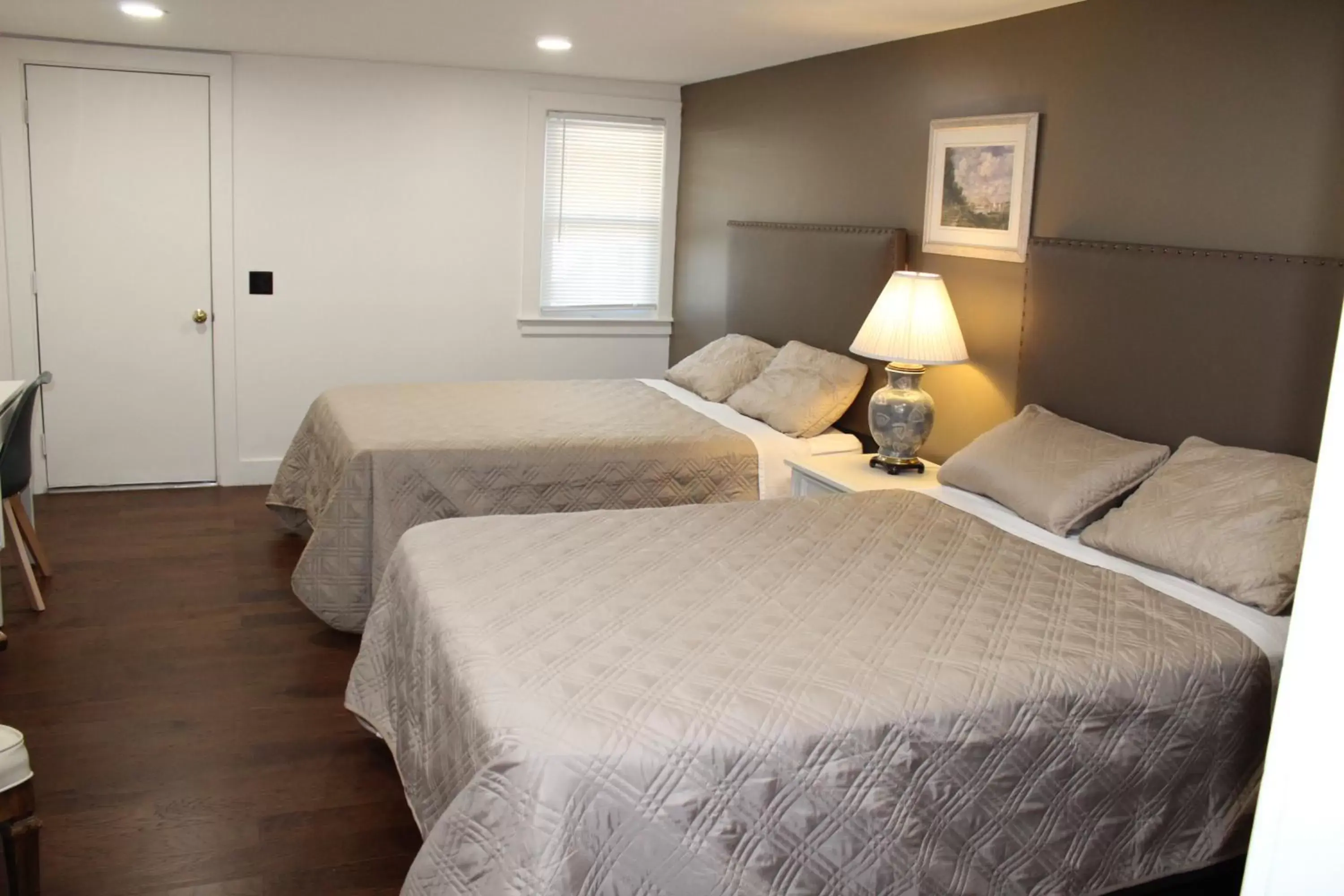 Deluxe Queen Room in Herring Run Motel and Tiny Cabins Deluxe Queen Room in Herring Run Motel and Tiny Cabins