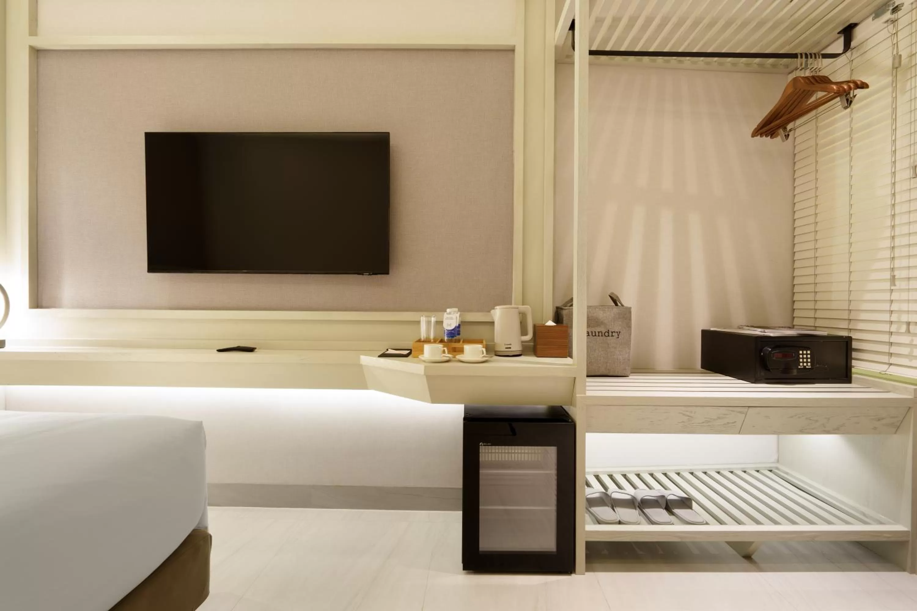 wardrobe, Bed in M City Hotel Saigon