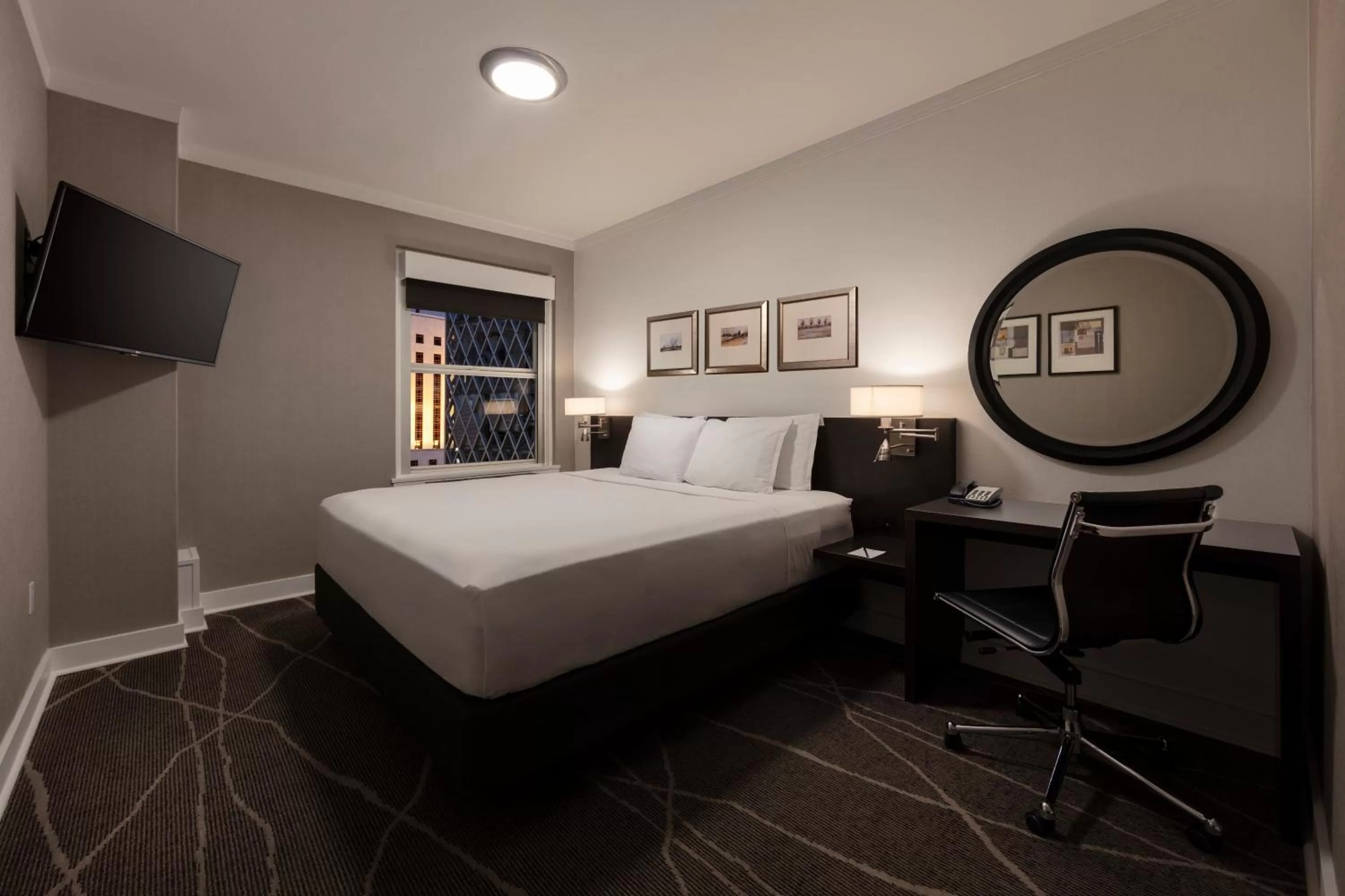 Photo of the whole room, Bed in Executive Hotel Pacific