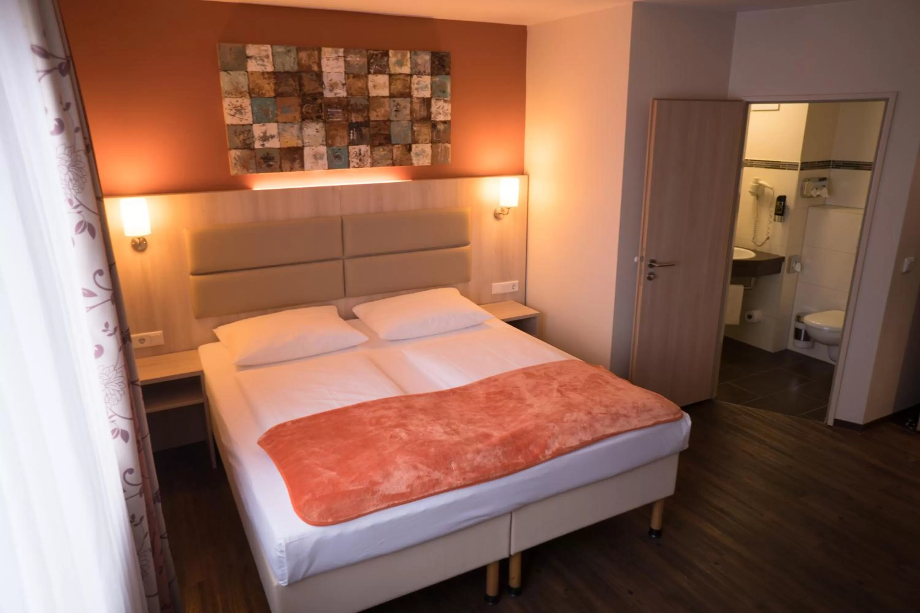 Photo of the whole room, Bed in Hotel Rödelheimer Hof - Am Wasserturm