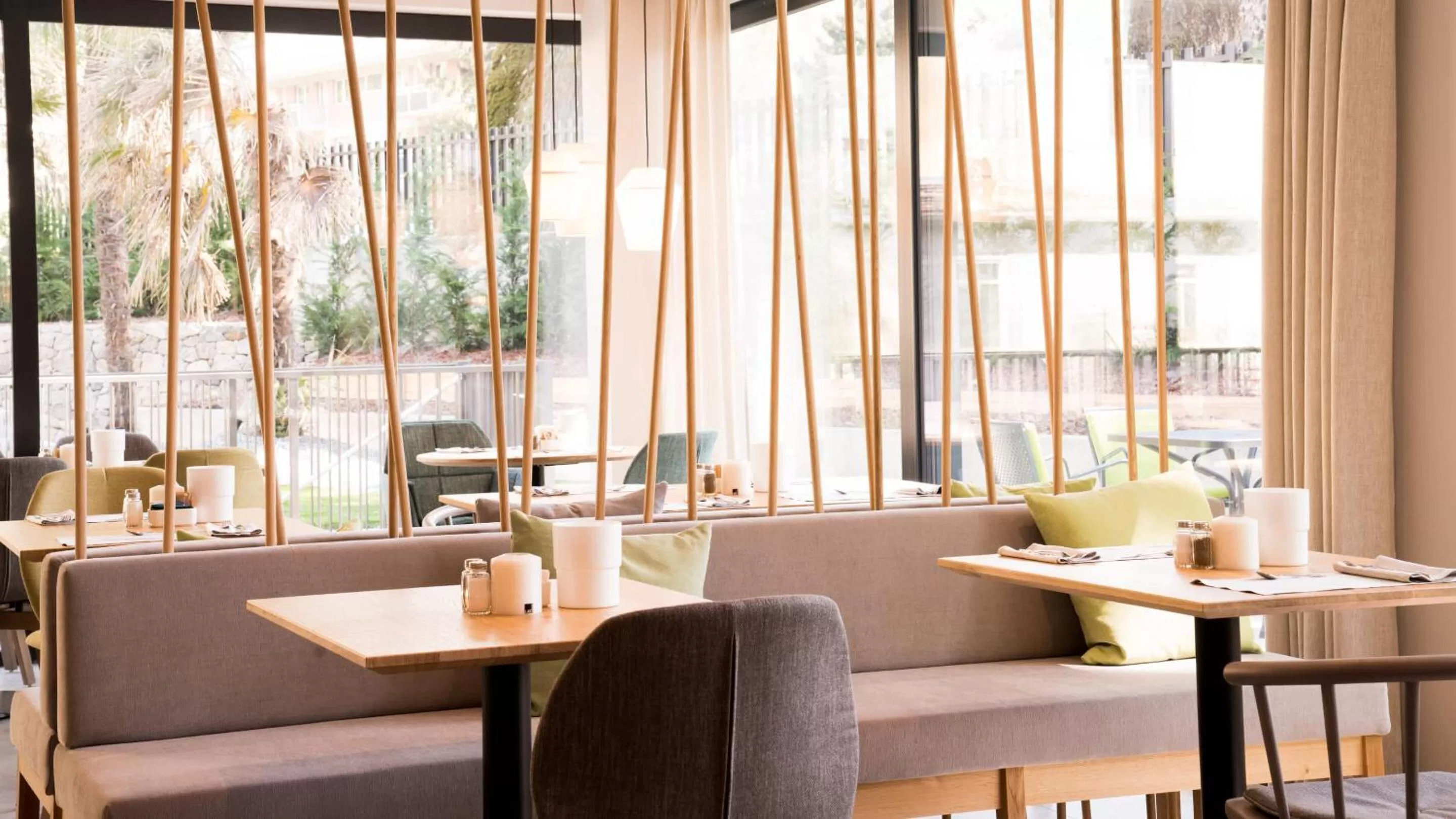 Restaurant/places to eat in Flora Hotel & Suites