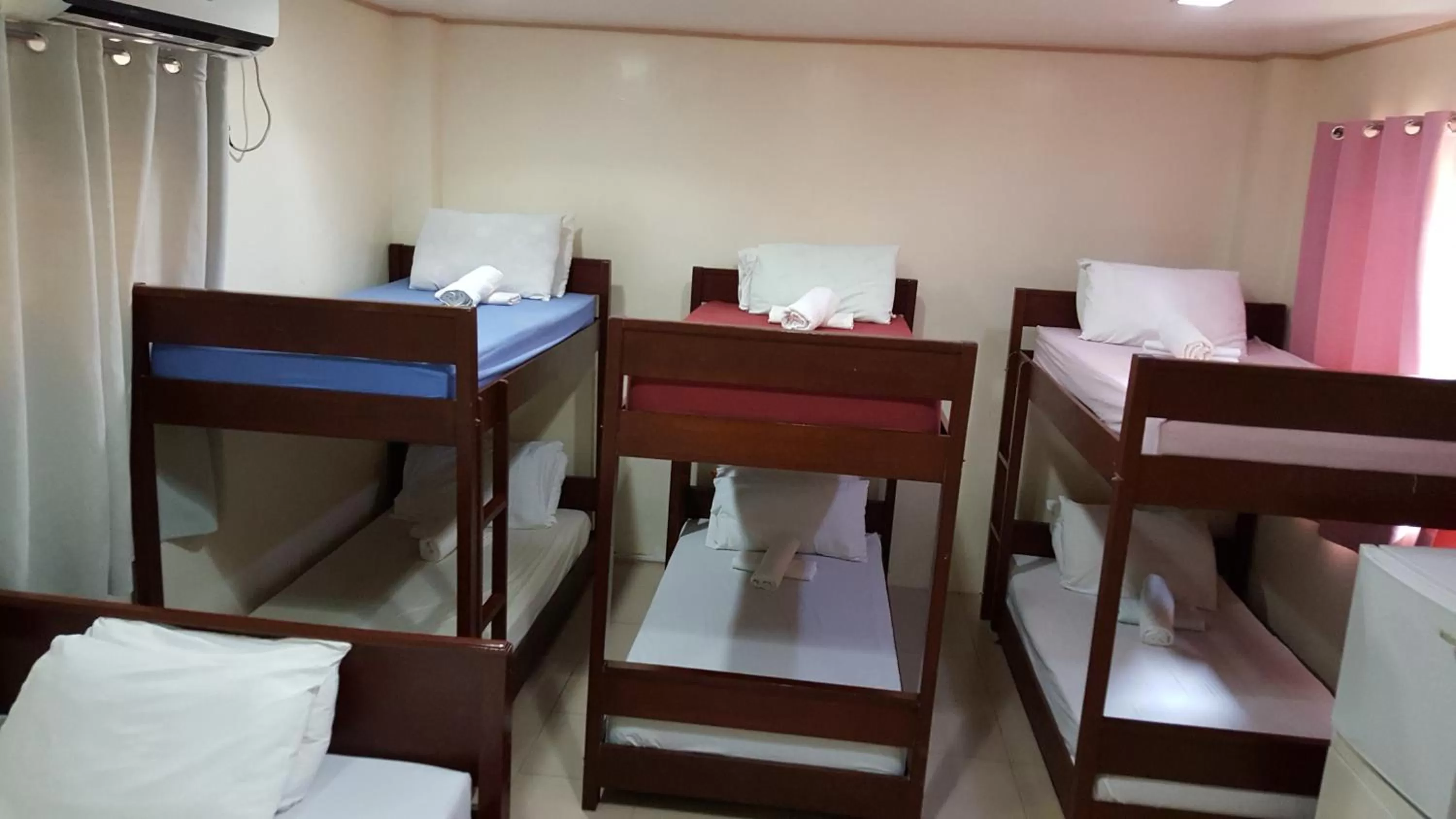 People, Bed in Blue Lagoon Inn & Suites