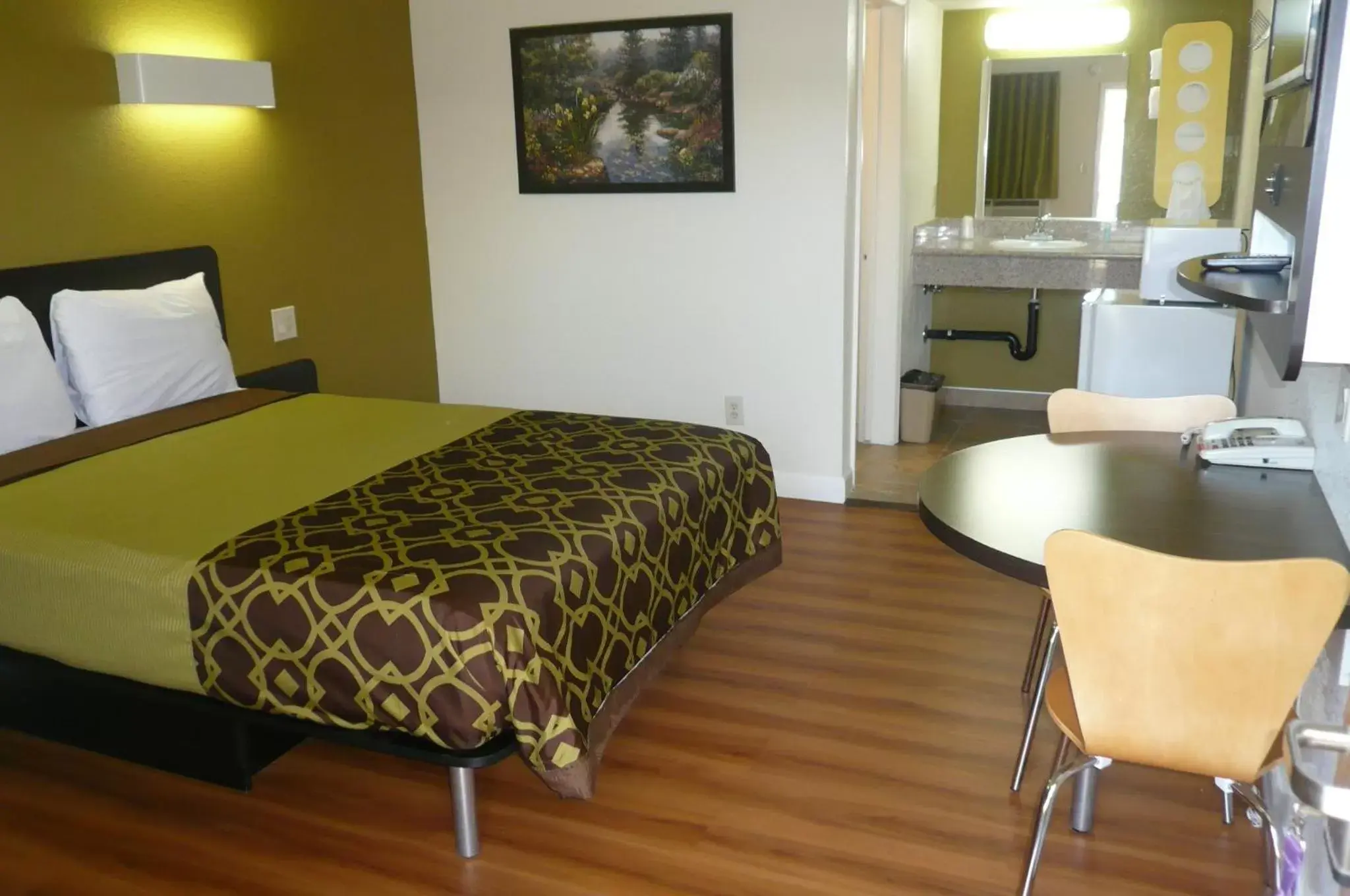 Queen Room - Non-Smoking in Rodeway Inn Downtown Hanford Queen Room - Non-Smoking in Rodeway Inn Downtown Hanford