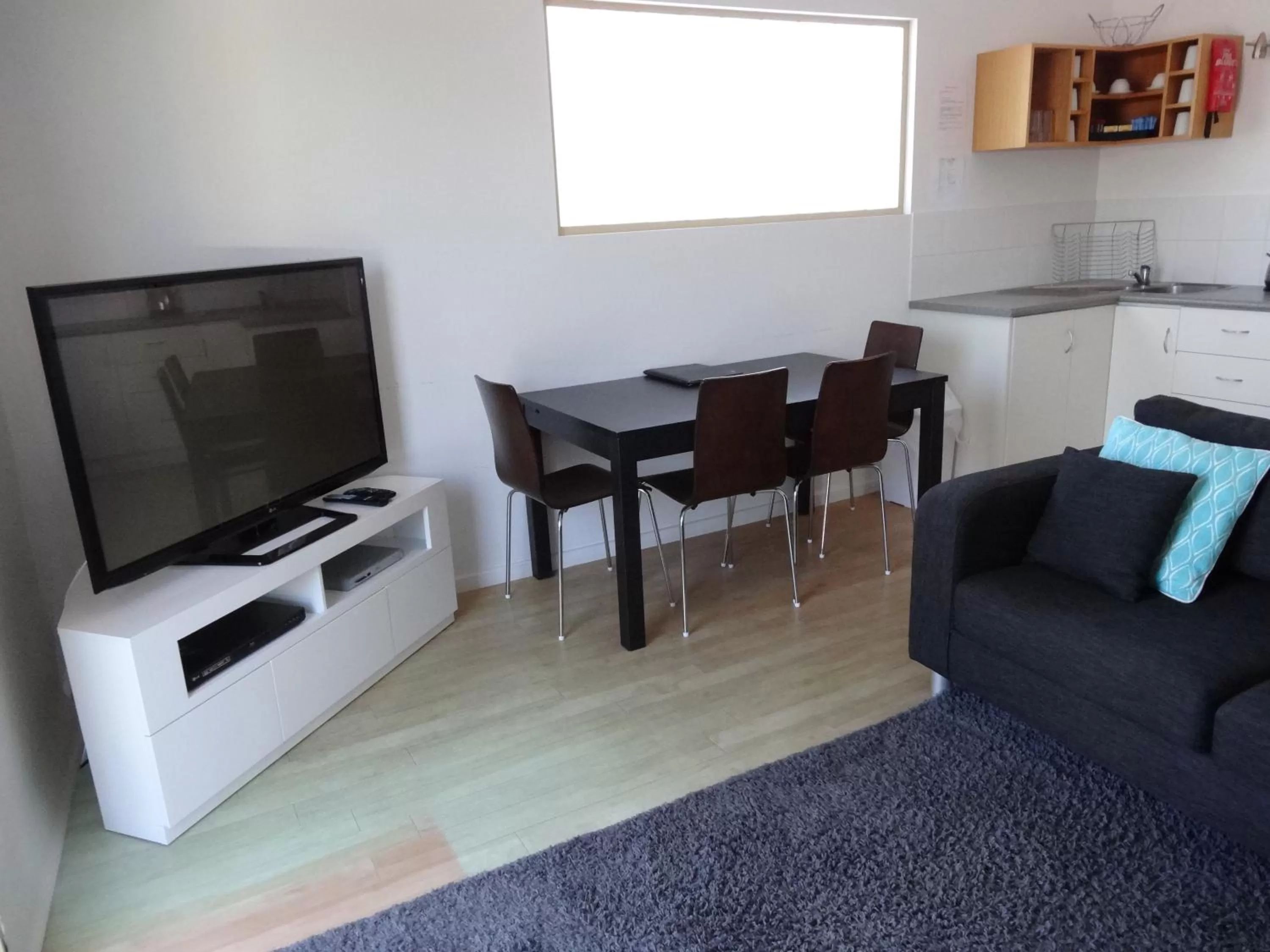Kitchen or kitchenette, TV/Entertainment Center in Archipelago Apartments Esperance