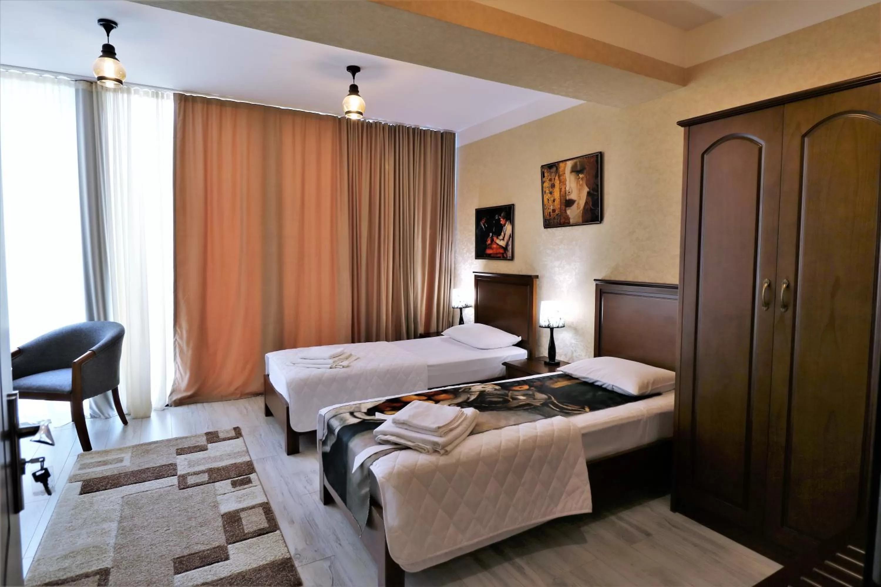 Photo of the whole room, Bed in Hotel Liberty Theatre