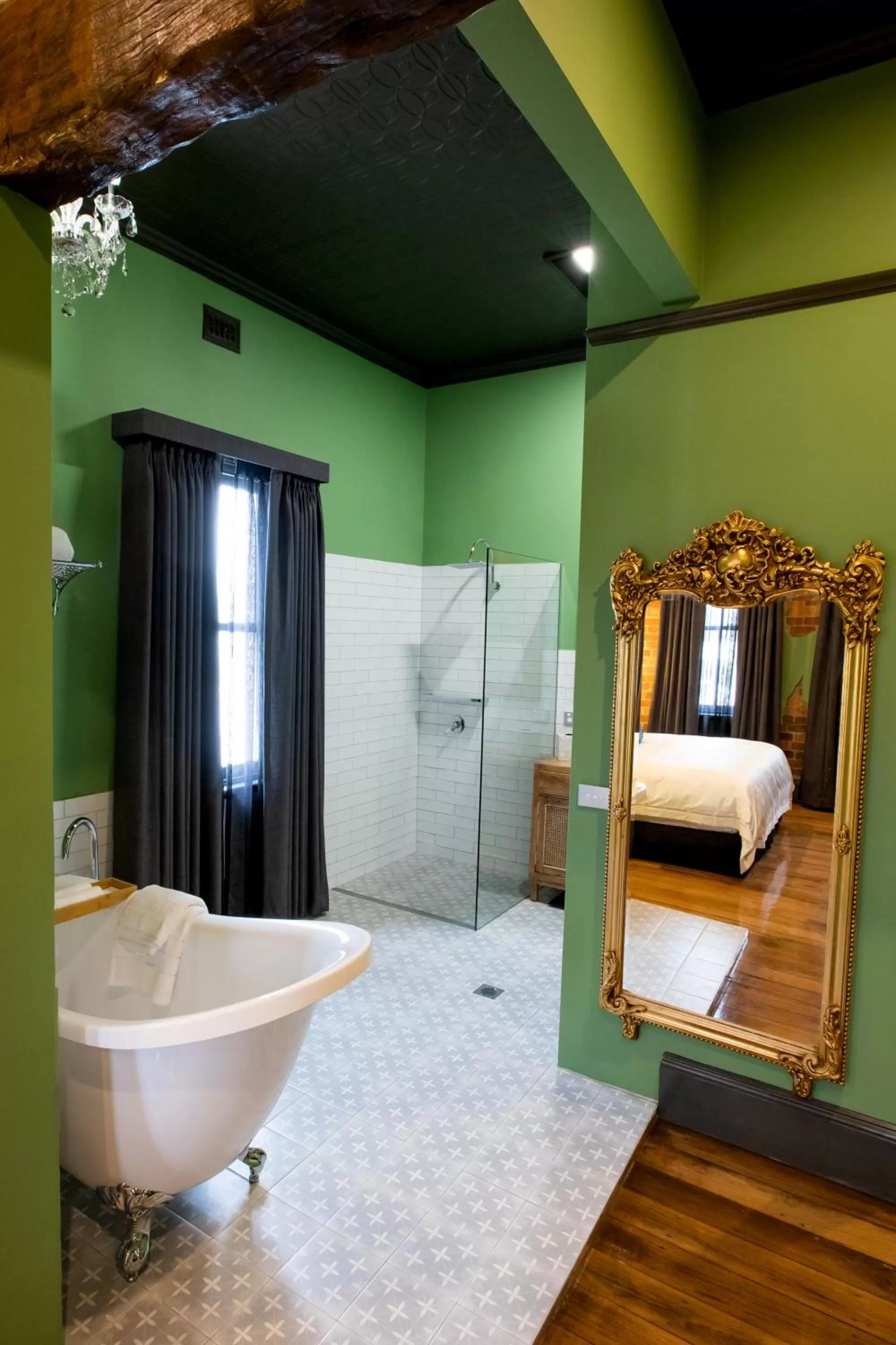 Bathroom, Bed in Hotel Australasia