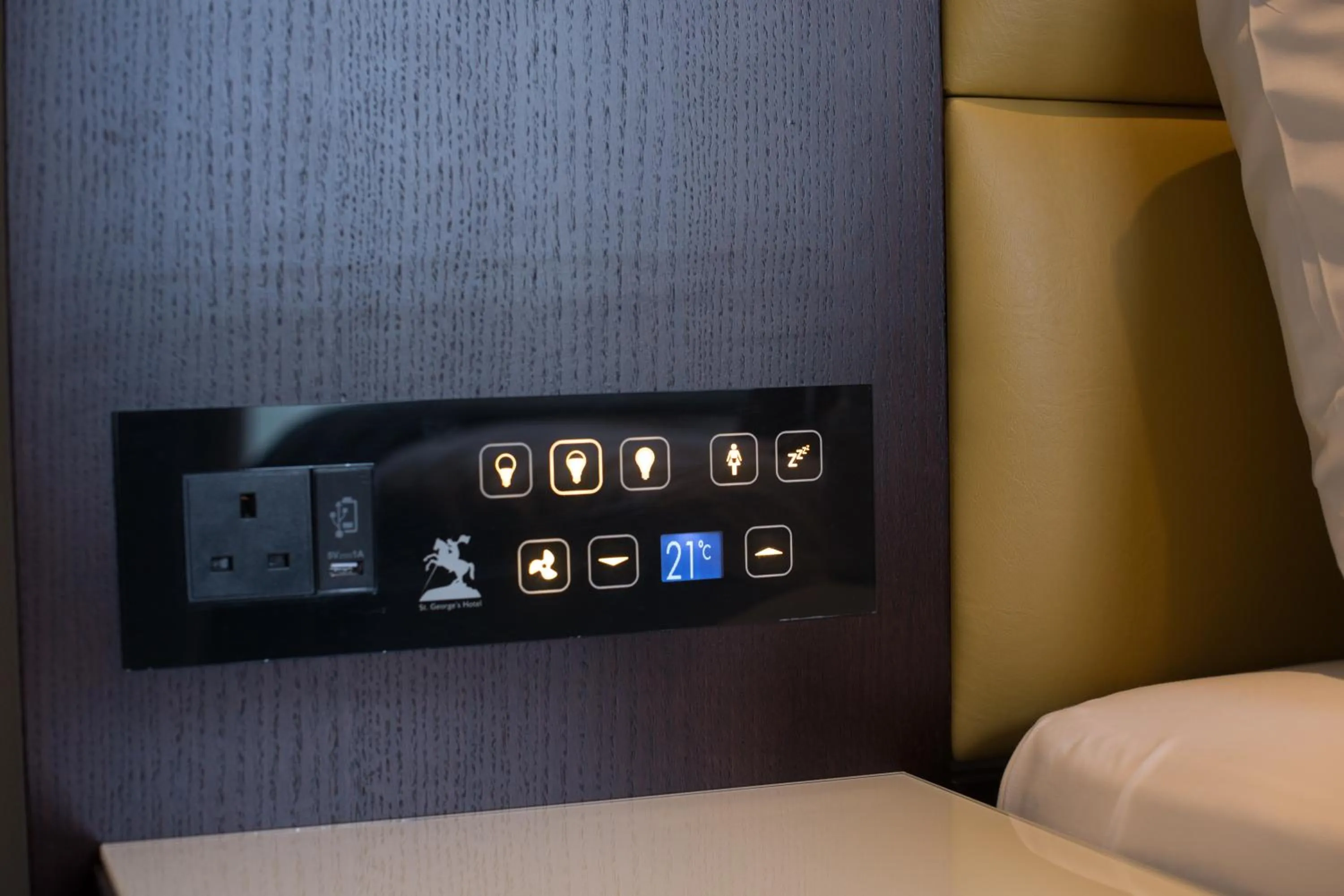 TV and multimedia, Bed in St George's Hotel - Wembley