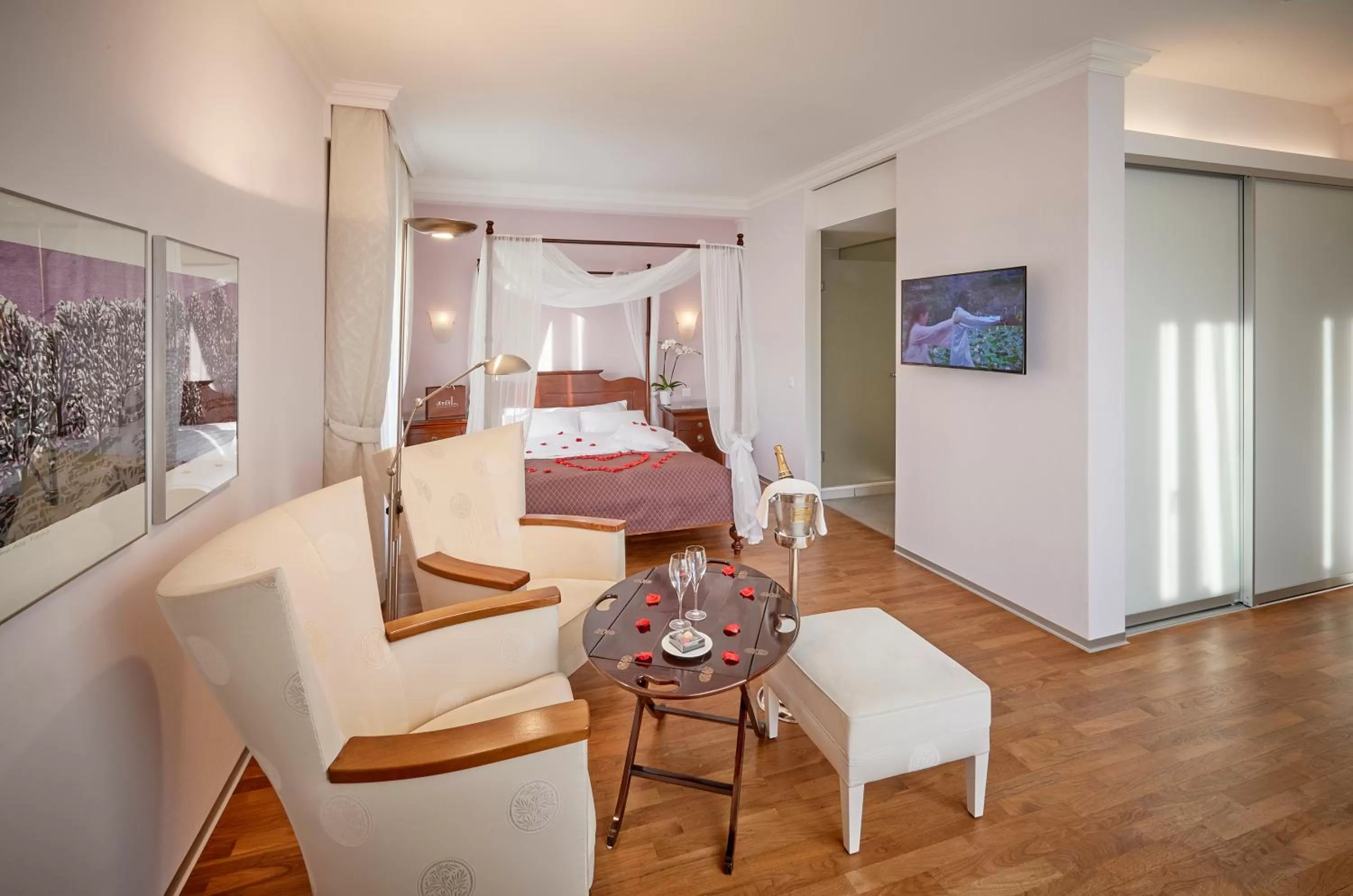 Photo of the whole room, Bed in Hotel Eden Spiez