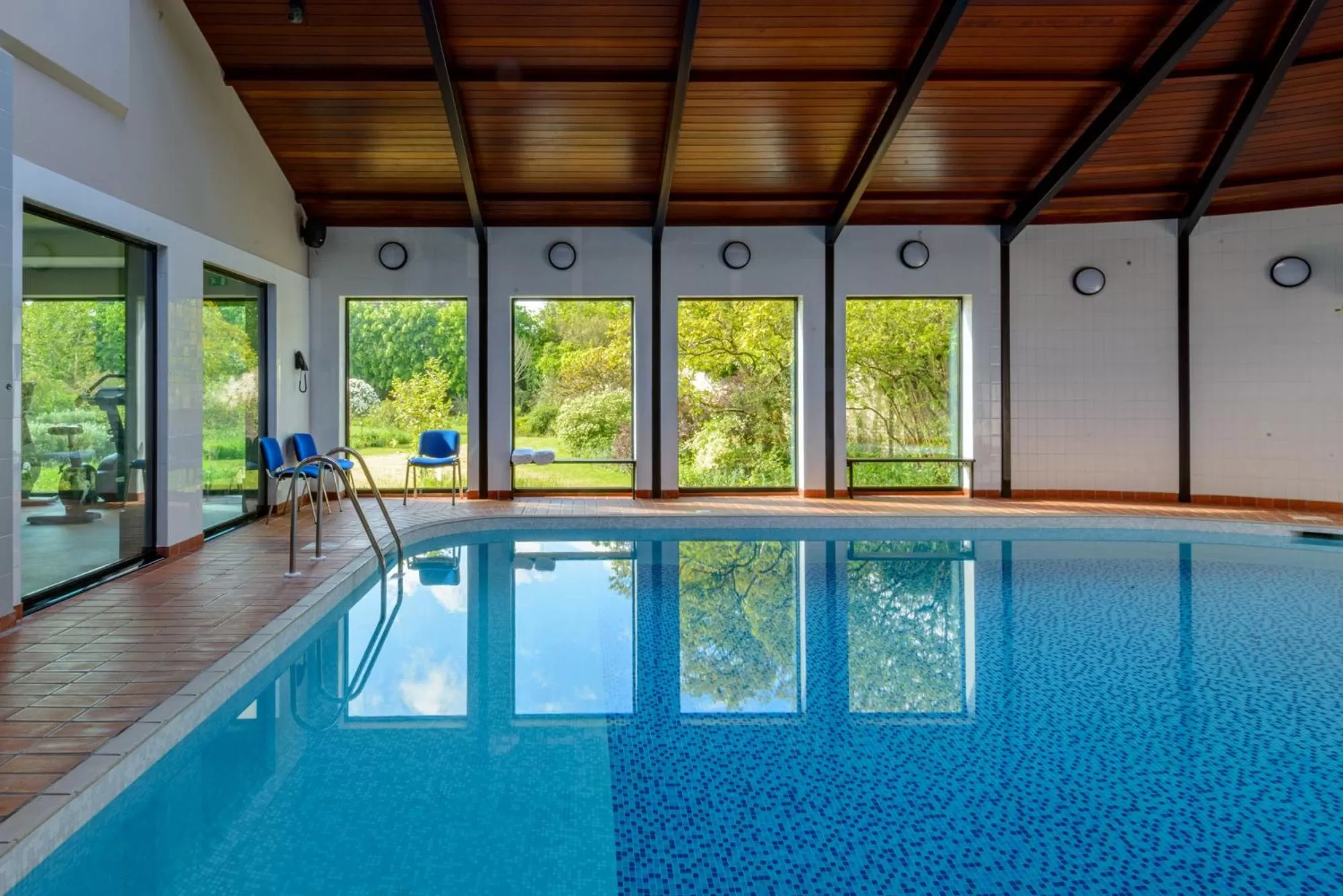 Swimming pool in Warren House Hotel