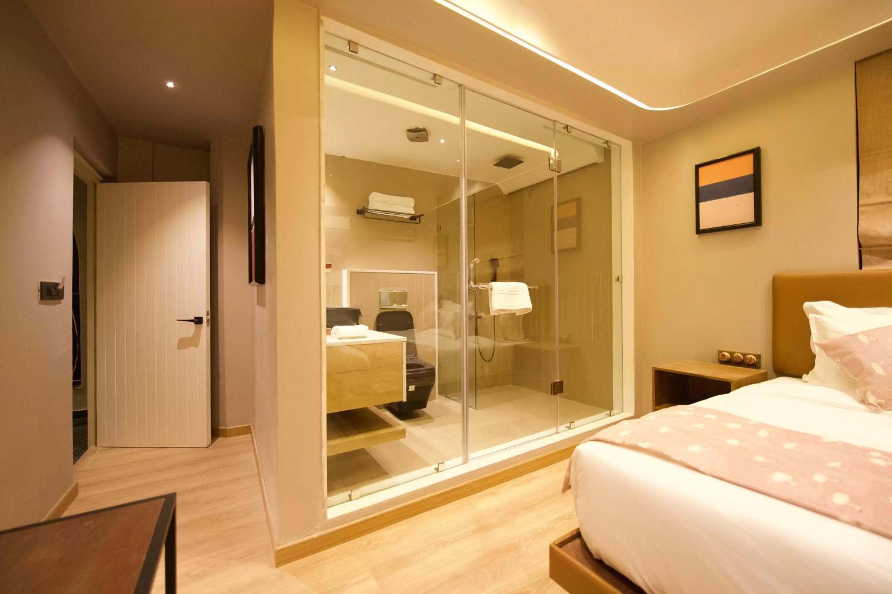 Shower, Bed in The Red Pier - My Downtown Hotels