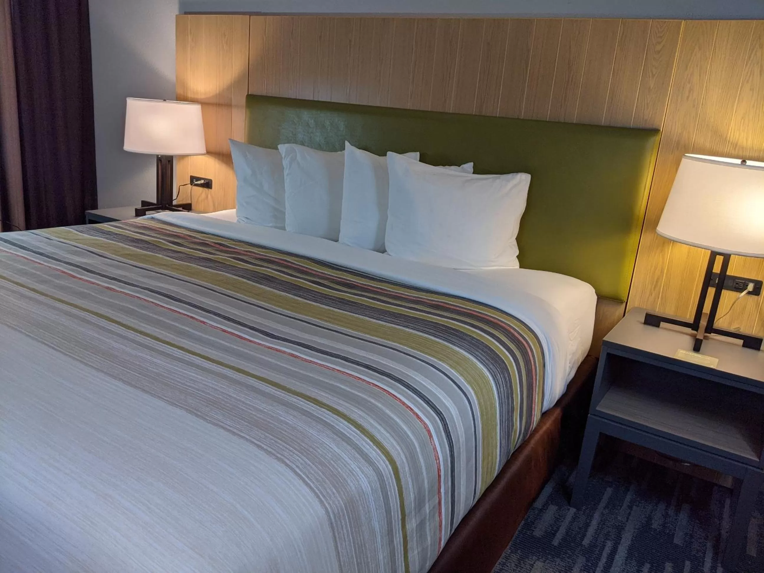 Bed in Country Inn & Suites by Radisson, Nashville, TN