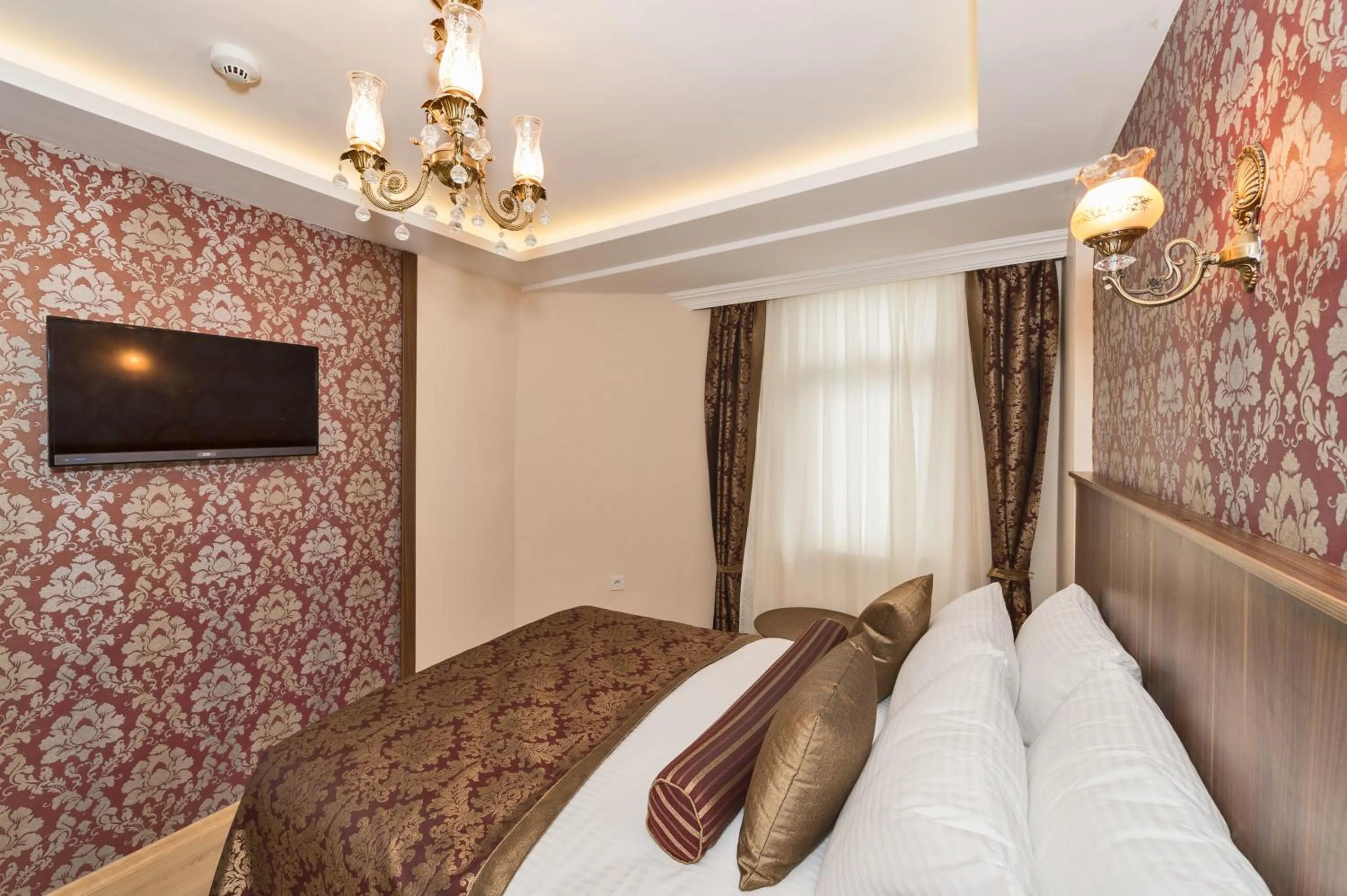 Photo of the whole room, Bed in Marmara Place Old City Hotel