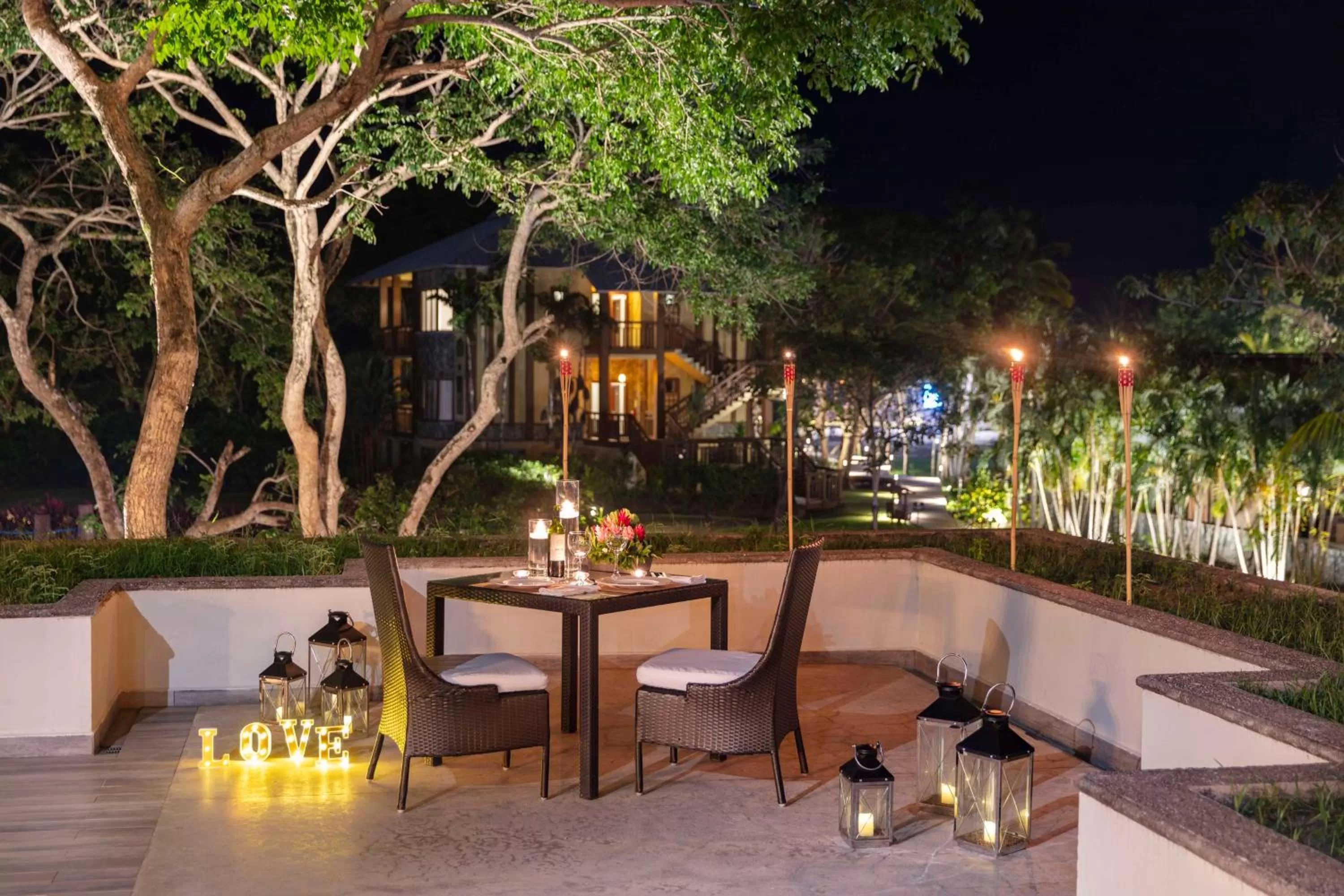 Restaurant/places to eat in Indura Beach & Golf Resort Curio Collection By Hilton