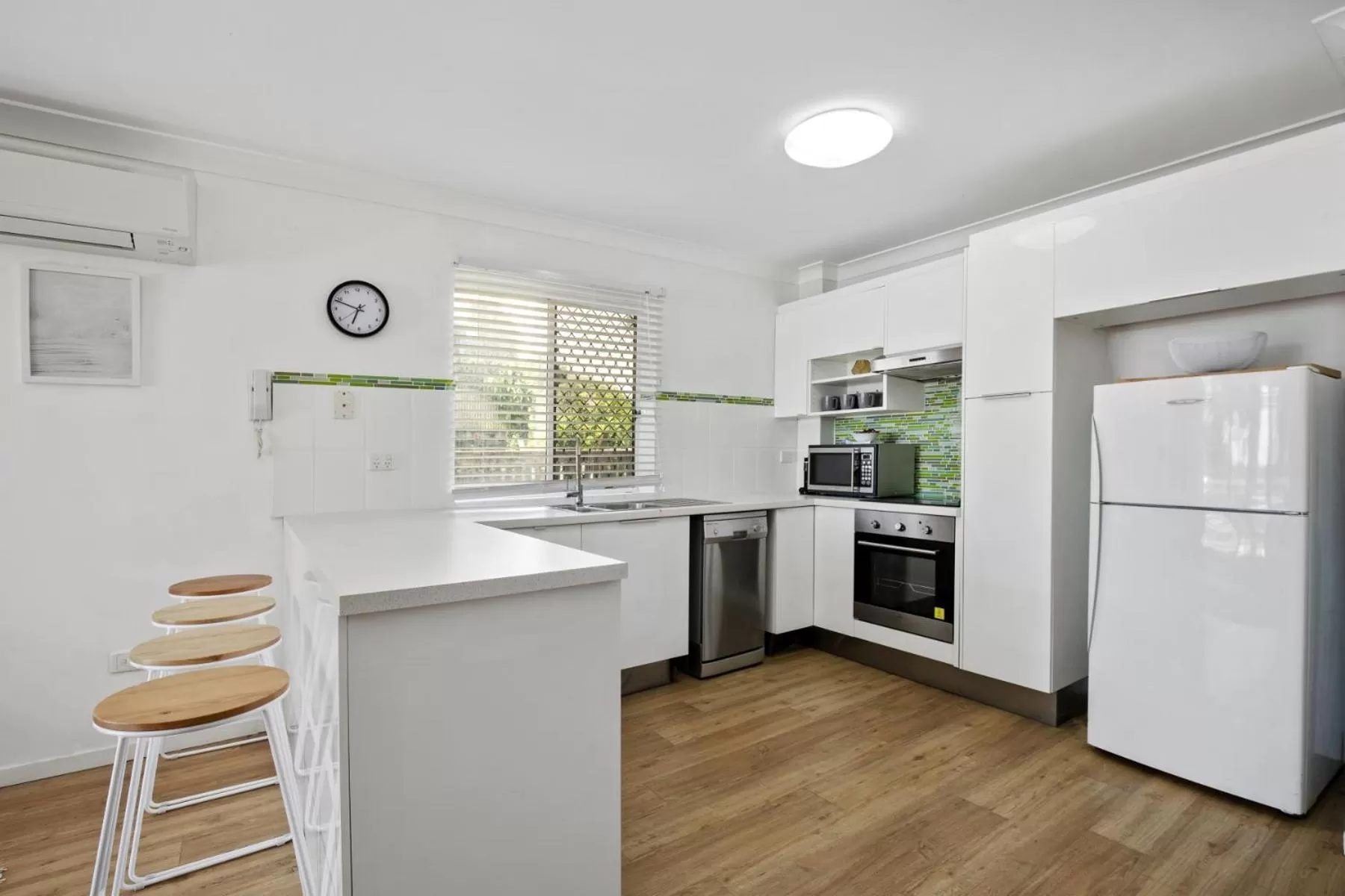 Kitchen or kitchenette in Kirra Palms Holiday Apartments