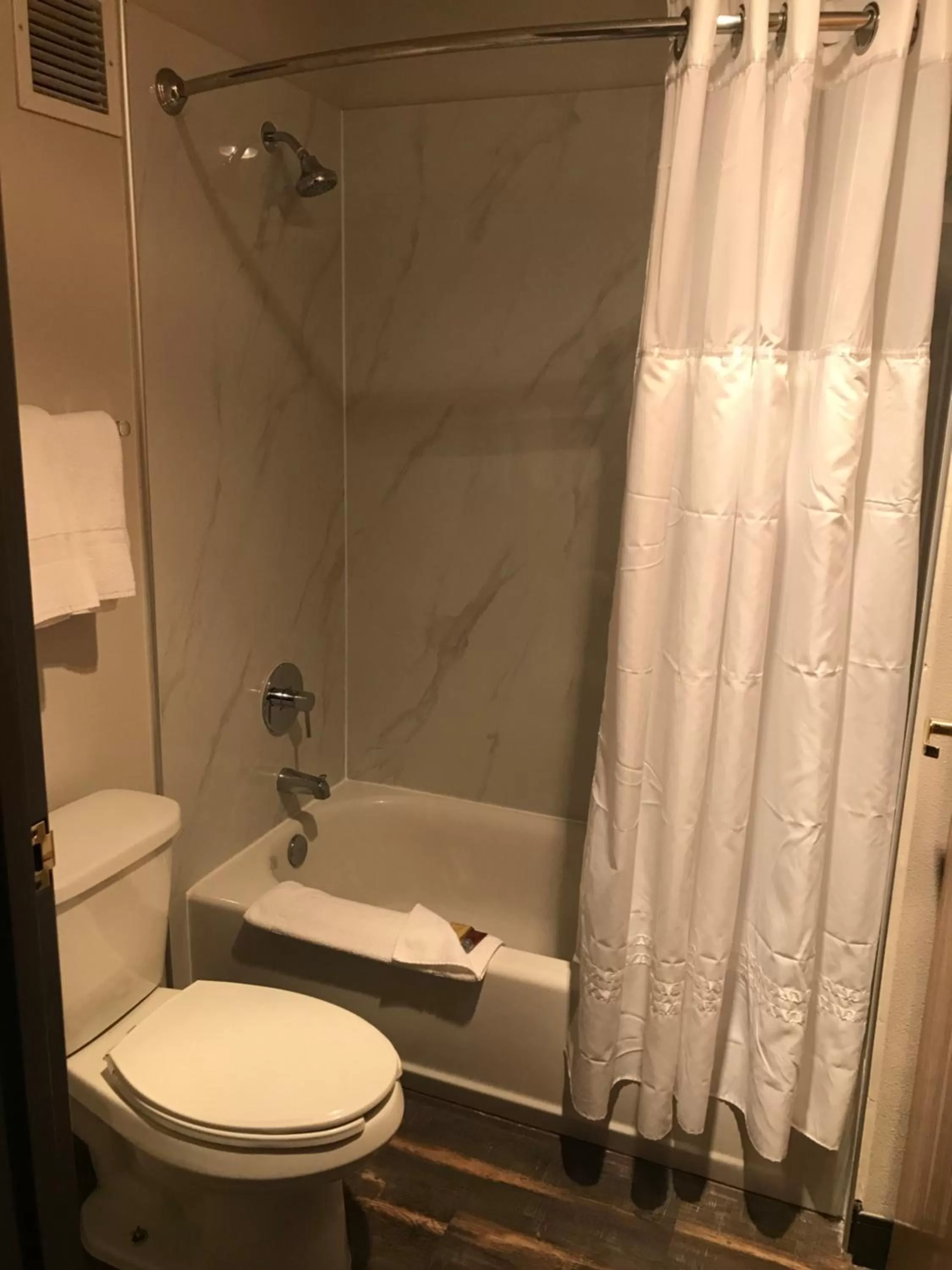 Bathroom in Ten Pin Inn & Suites