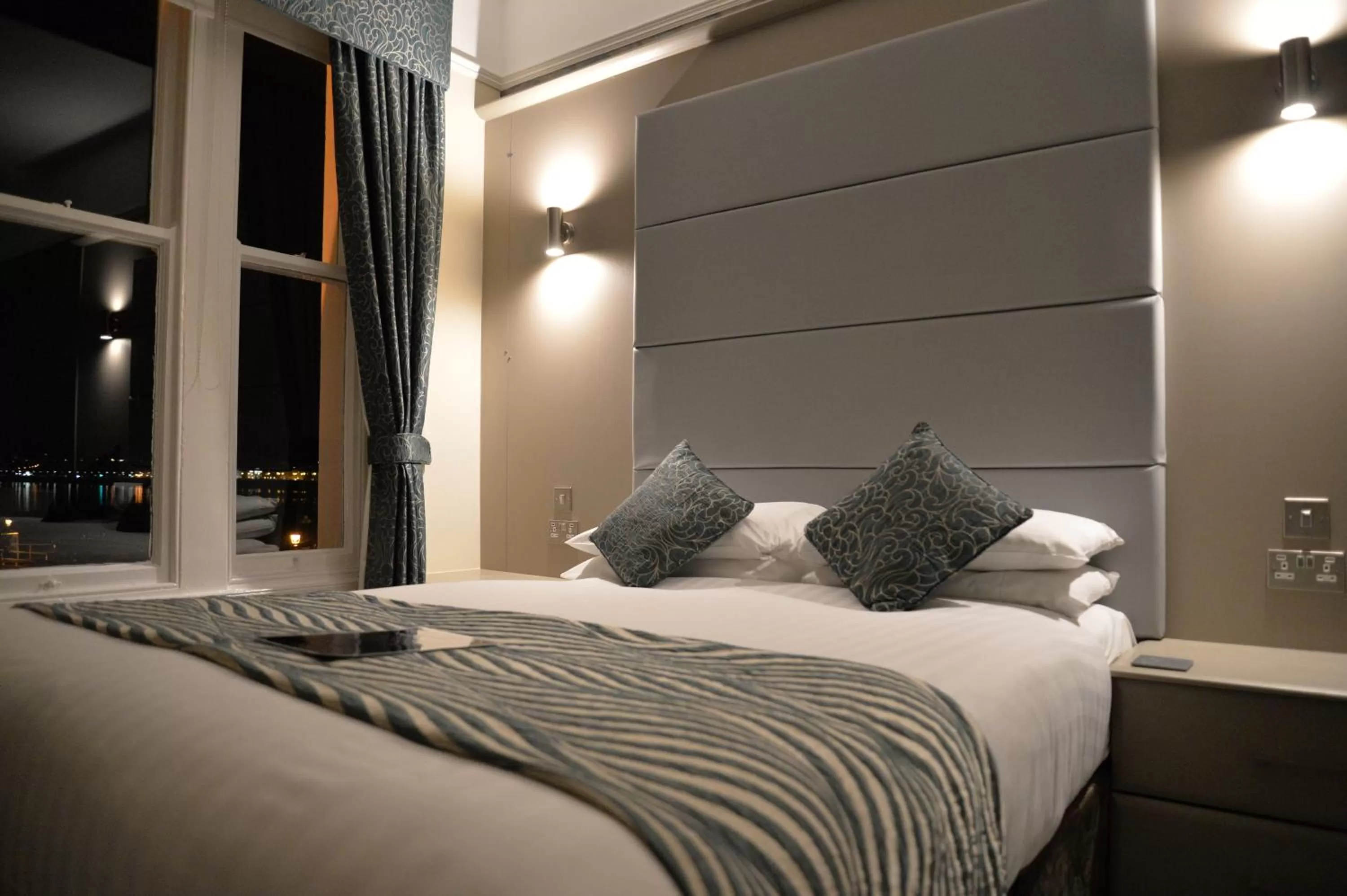 Bed in Lauriston & Lawton Court Hotel