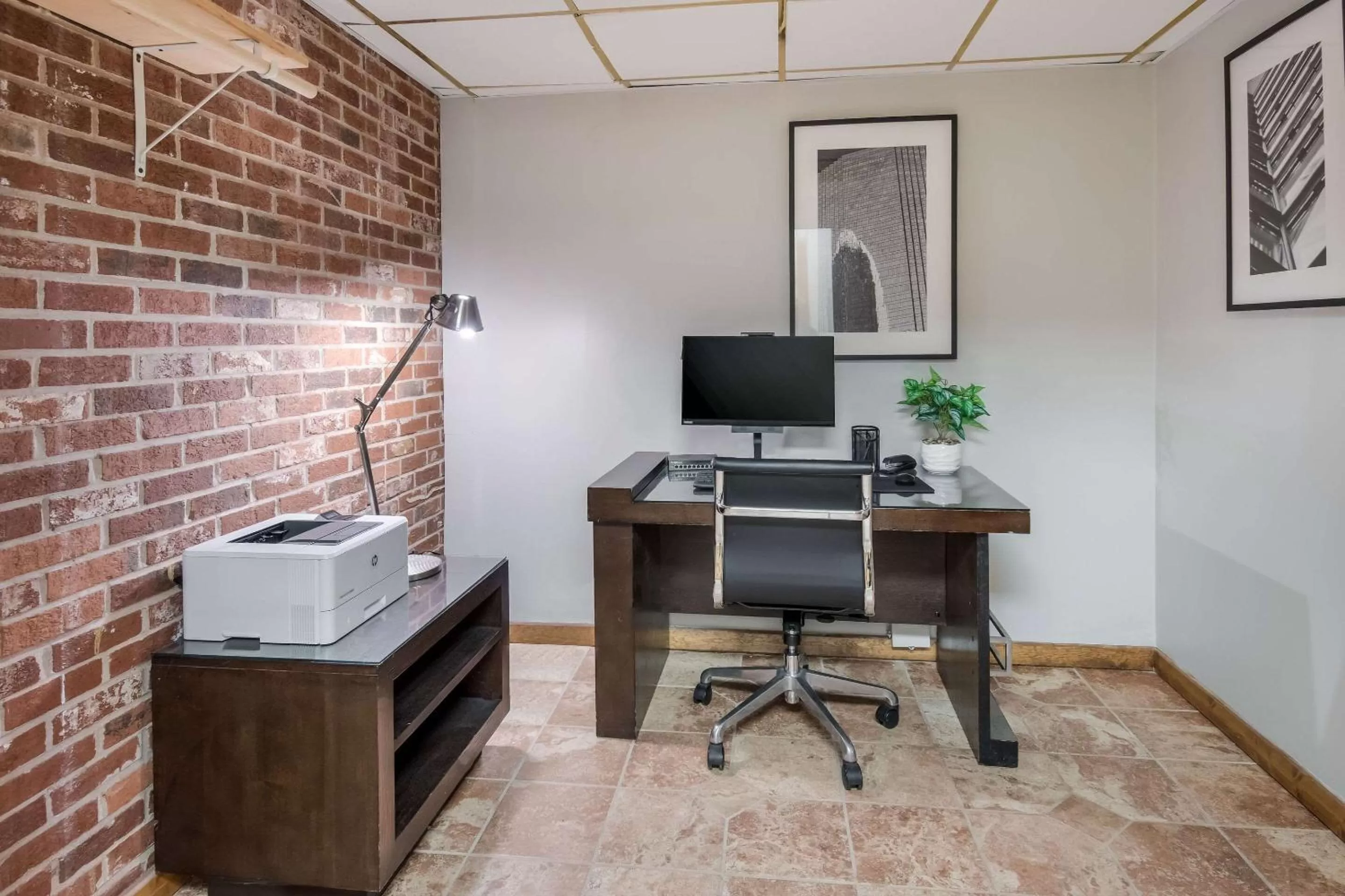 Business facilities, TV/Entertainment Center in Clarion Inn