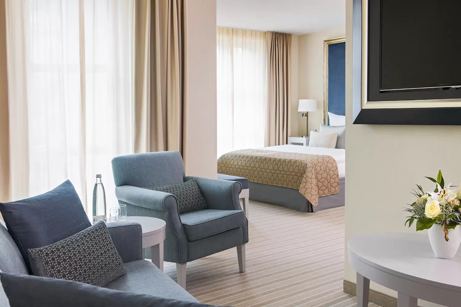 Living room, Bed in Dorint Parkhotel Meißen