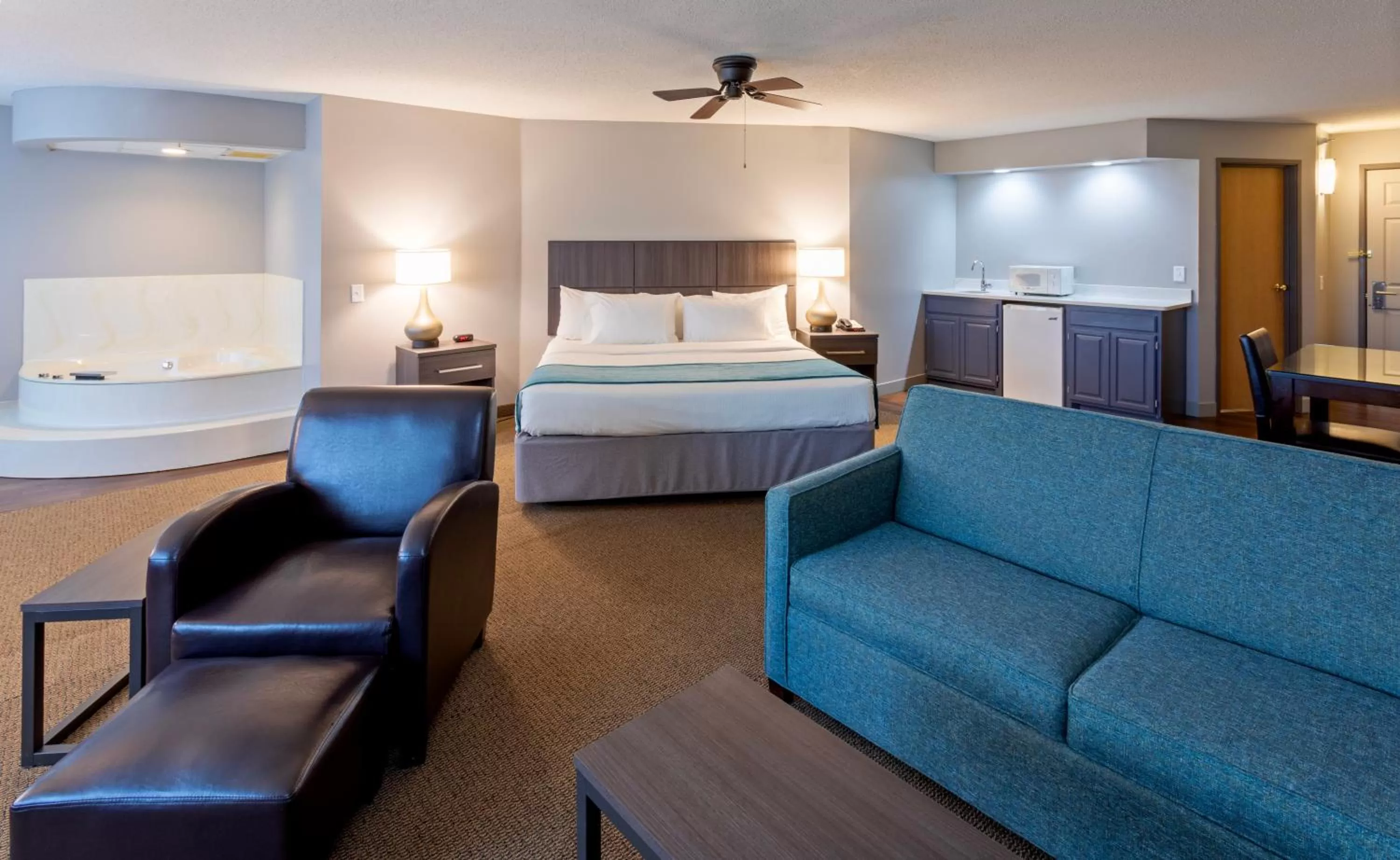 Hot Tub, Bed in Paynesville Inn & Suites