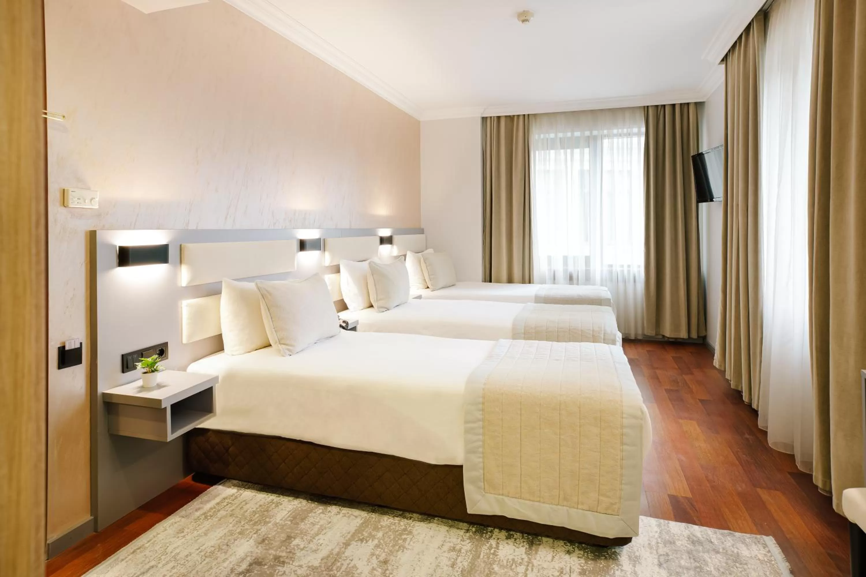 Bedroom, Bed in Marble Hotel