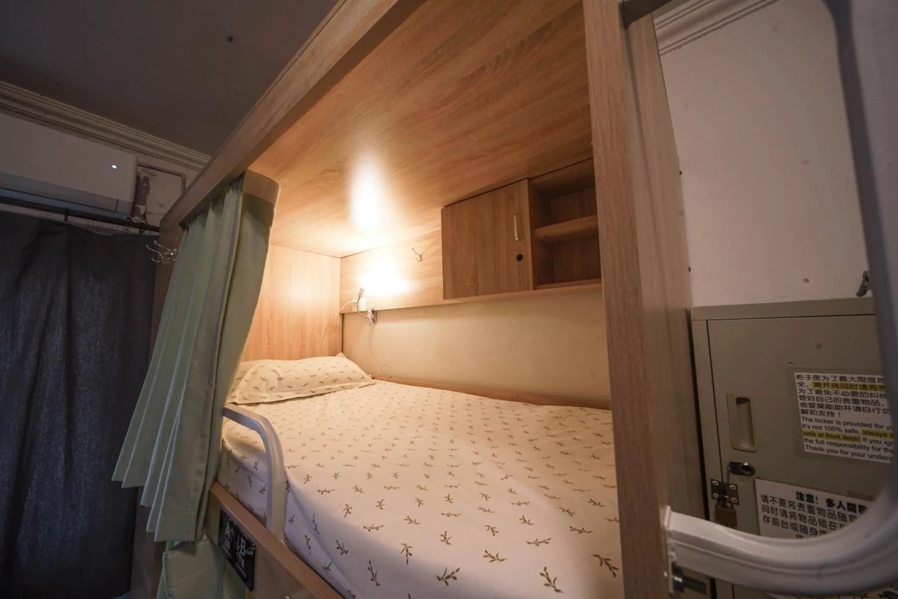 Bed in Male Dormitory Room in Chengdu Mix Hostel Backpackers Bed in Male Dormitory Room in Chengdu Mix Hostel Backpackers