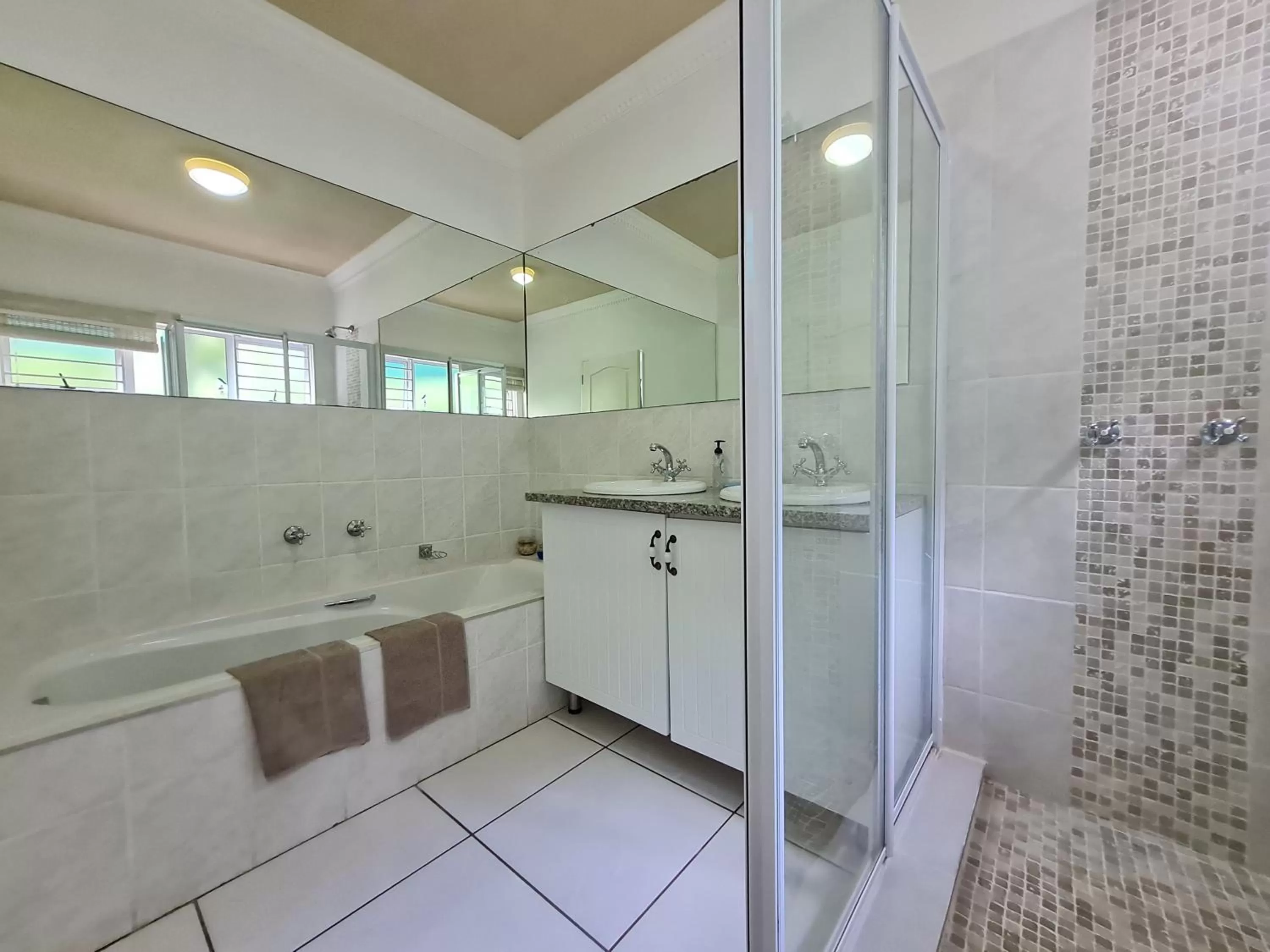 Shower, Bathroom in Shaka's Seat Guesthouse