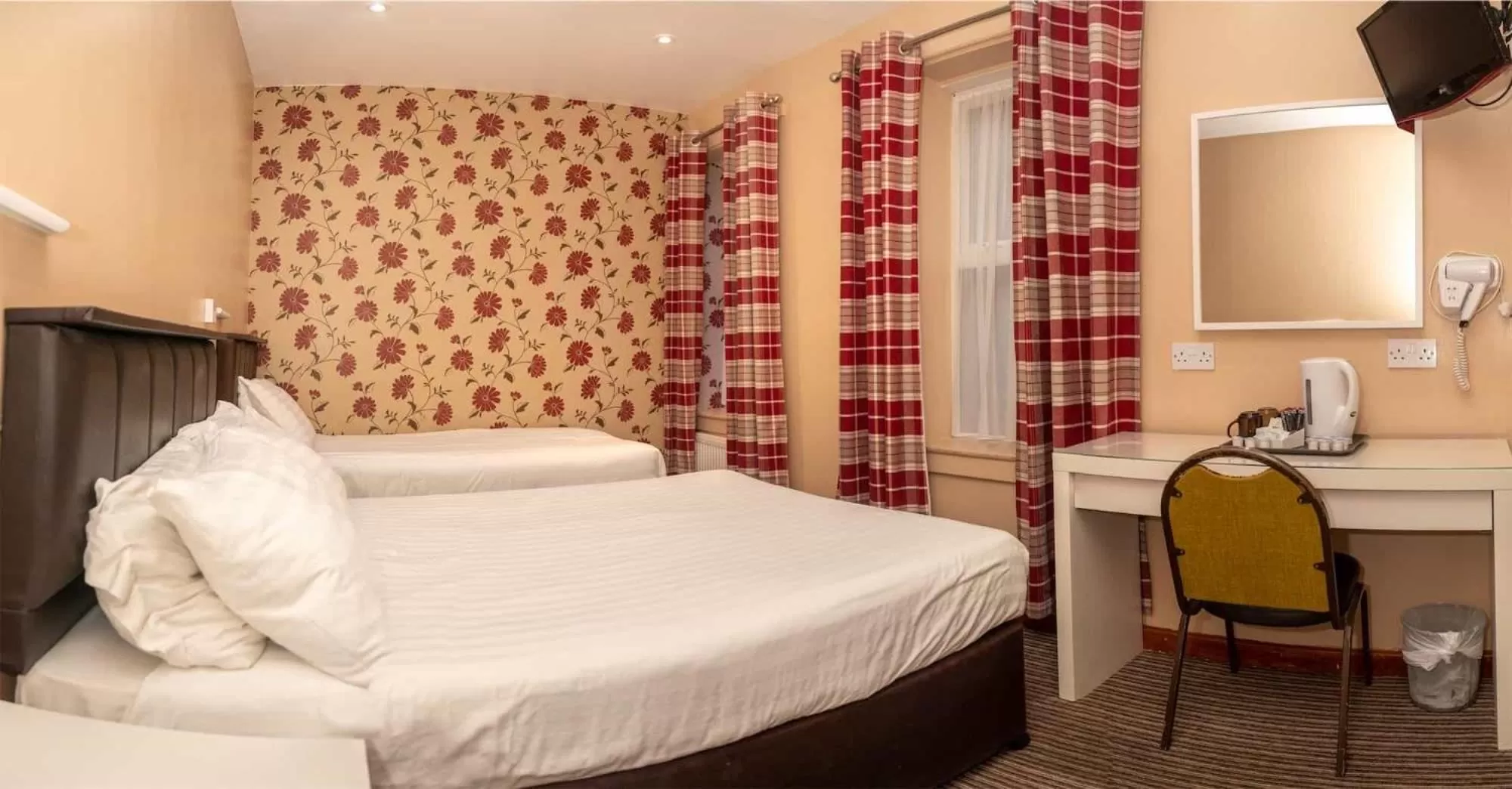 Bedroom, Bed in The Lawton