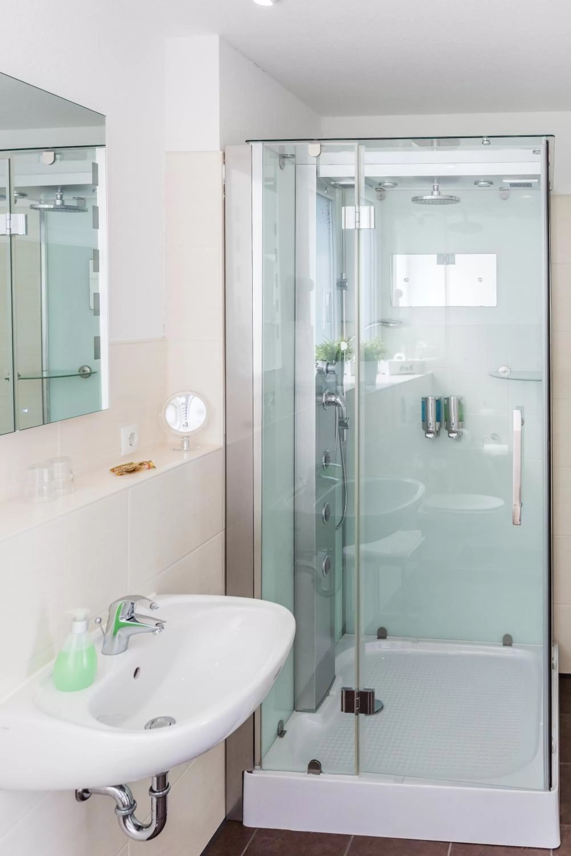 Bathroom in Schäfers Hotel, Self-Check-in, Cafe und Bäcker am Hotel