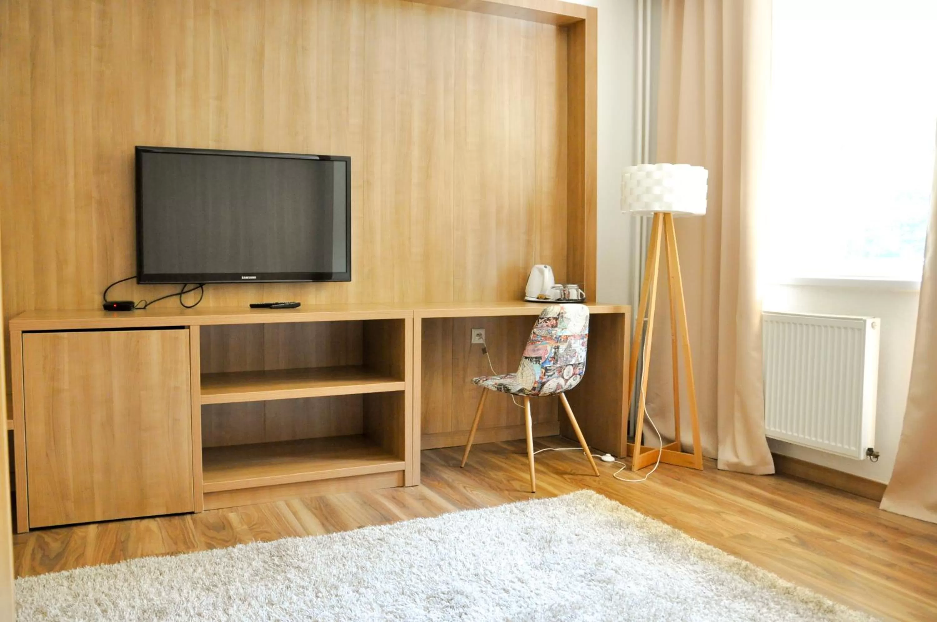 TV and multimedia, TV/Entertainment Center in Hotel Garni