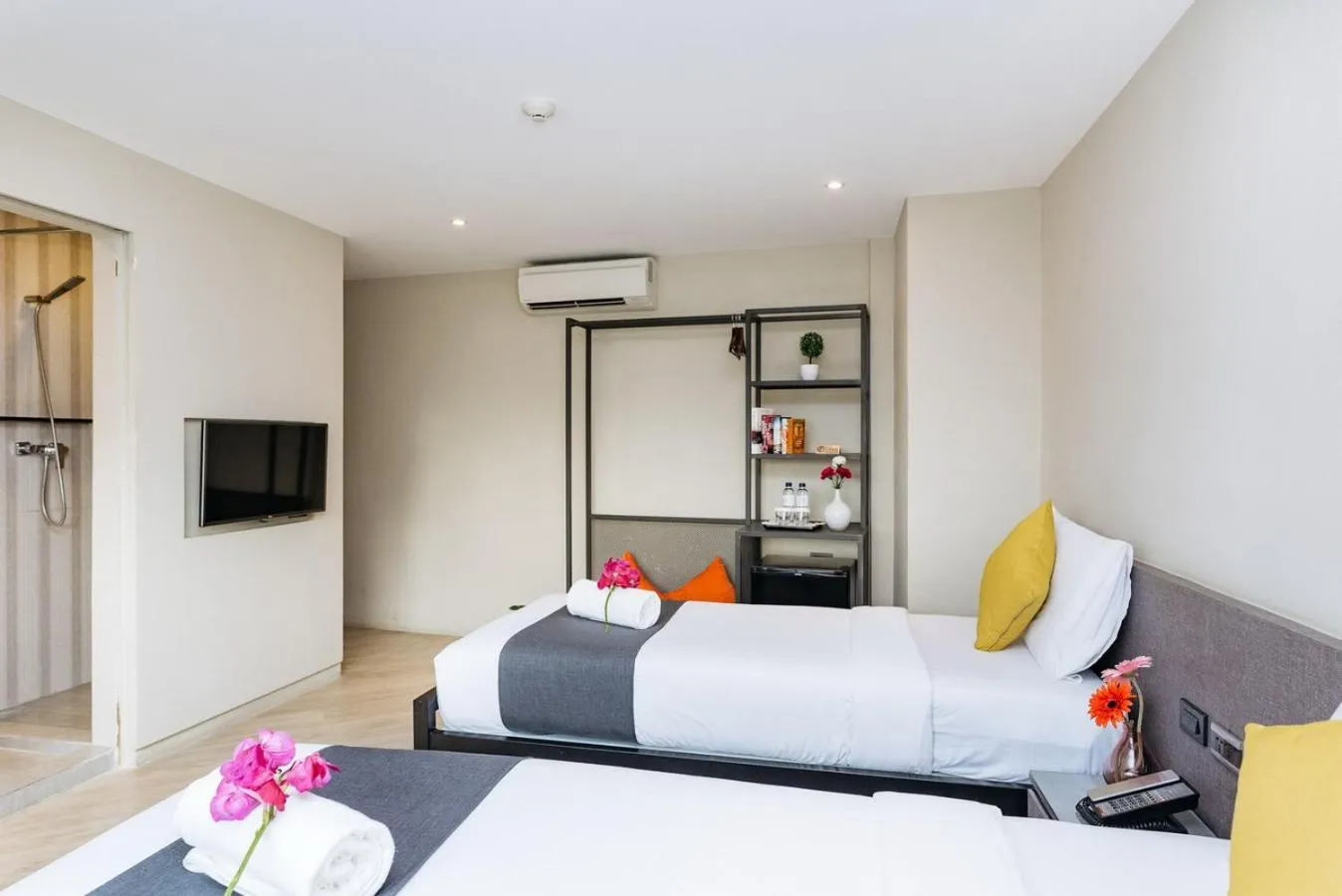 Photo of the whole room, Bed in Lucky House Khaosan