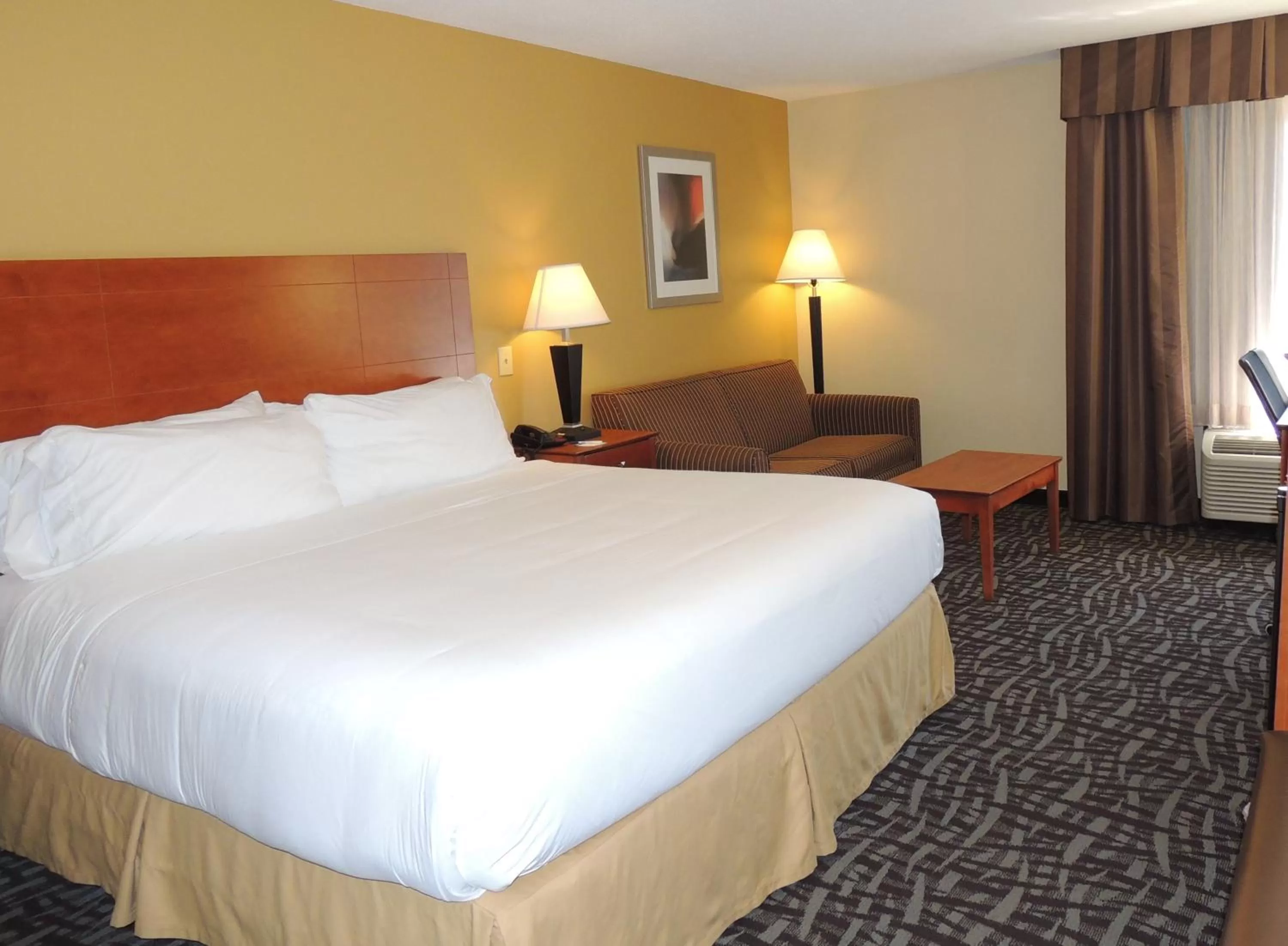Photo of the whole room, Bed in Holiday Inn Express Trussville by IHG