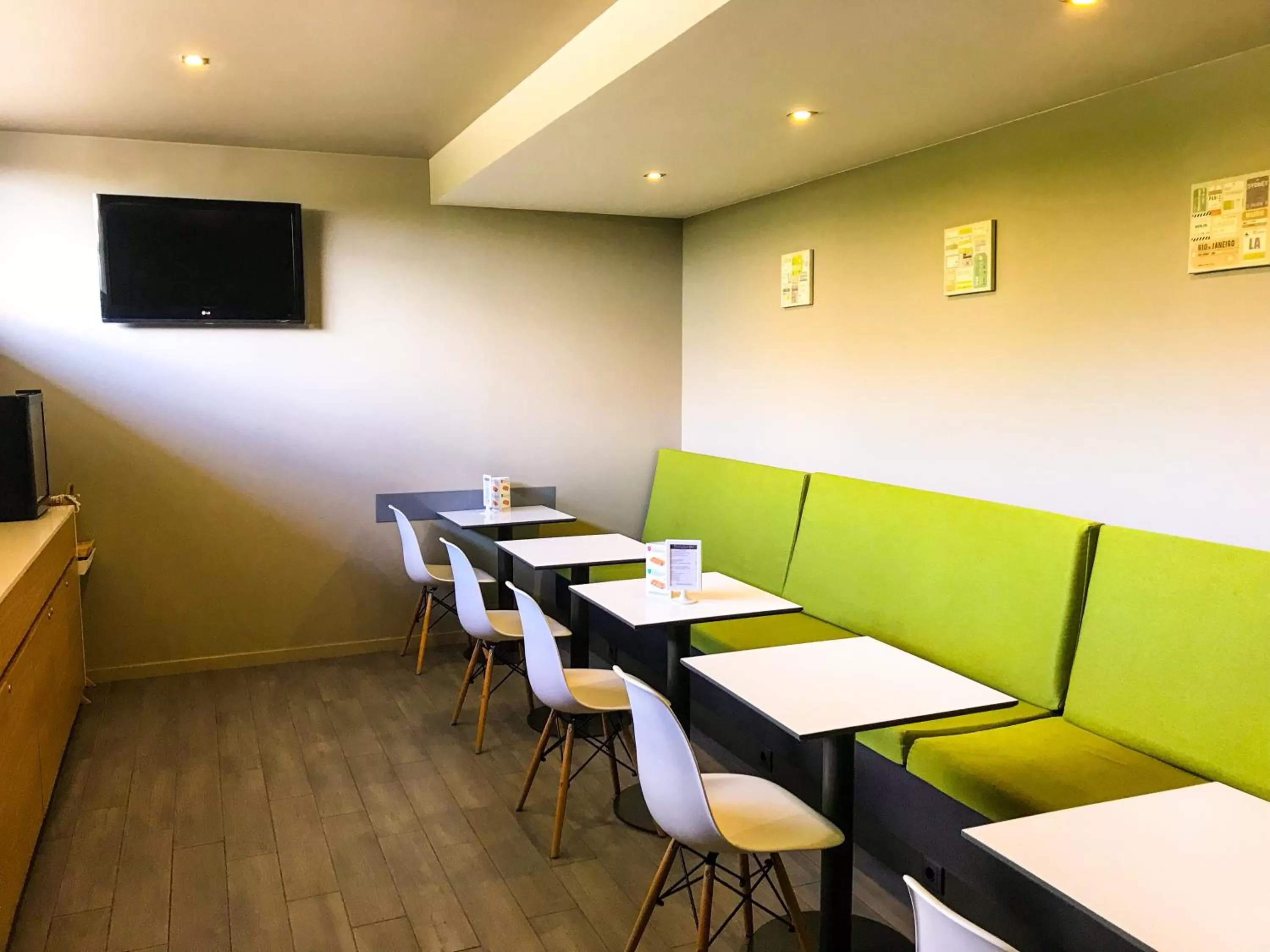 Communal lounge/ TV room in Hotel do Paço By VimaHotels