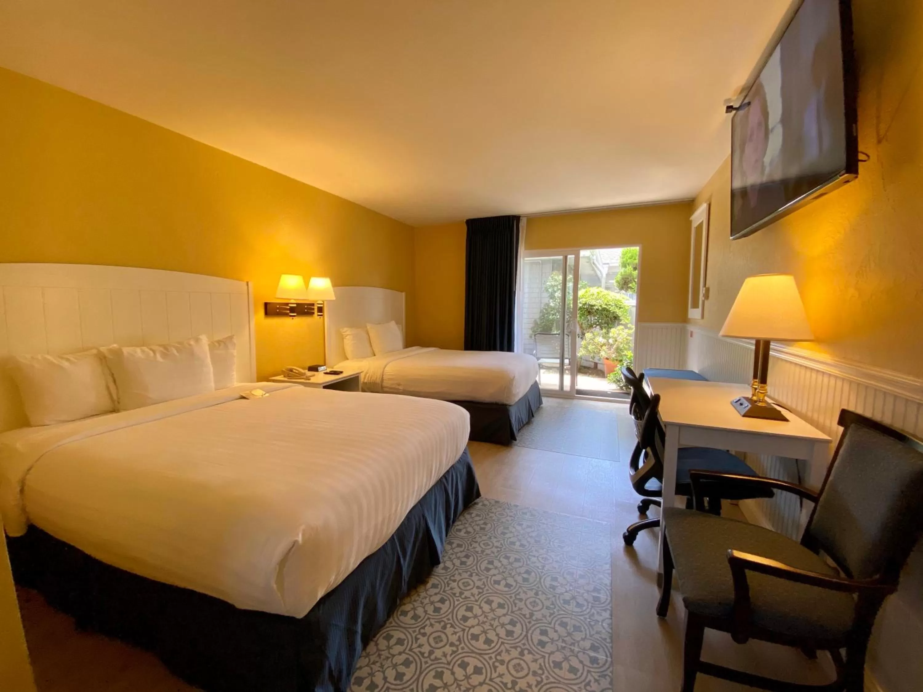 Bedroom, Bed in Monterey Bay Lodge