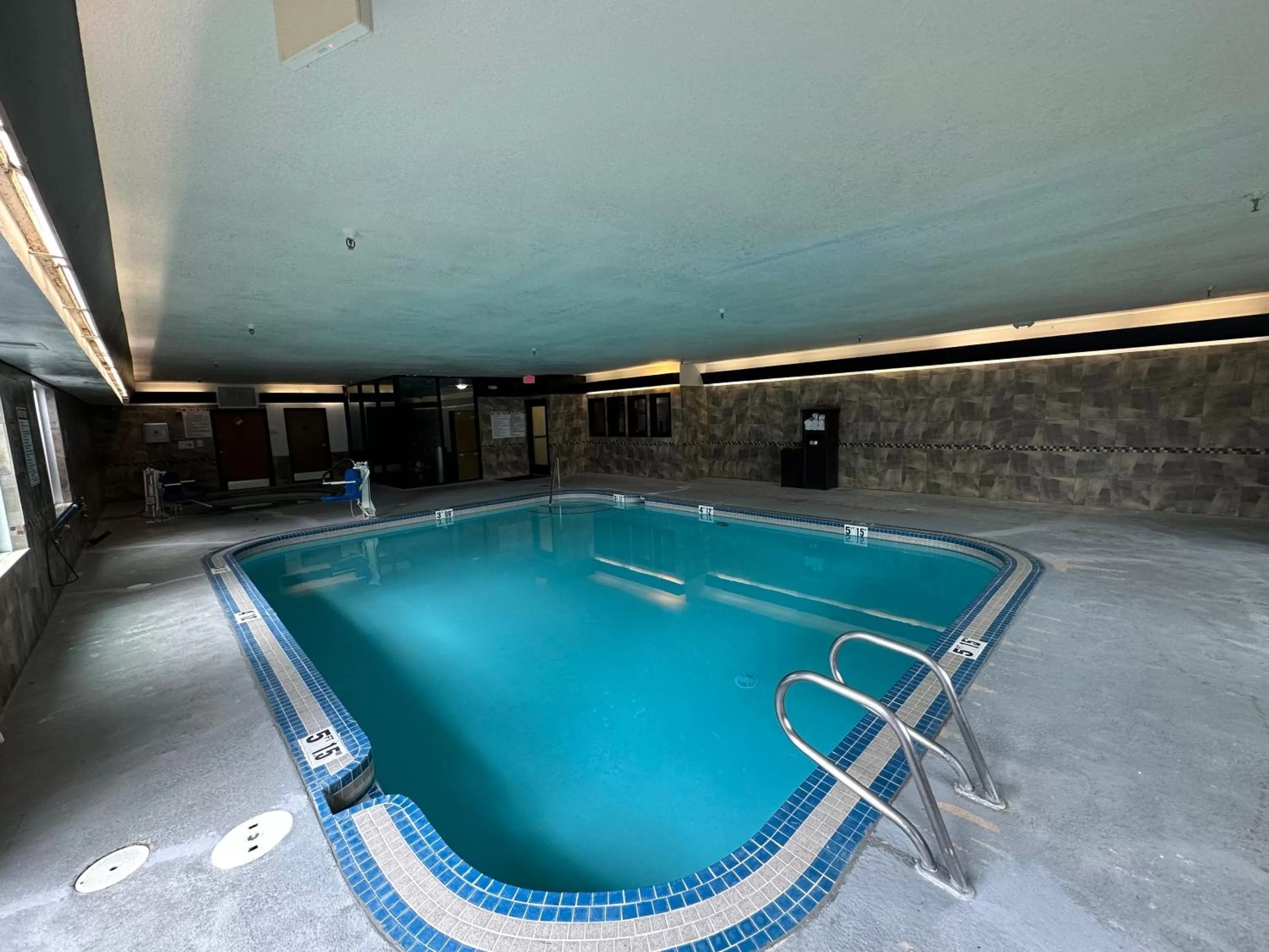 Swimming pool in Comfort Suites Near Vancouver Mall