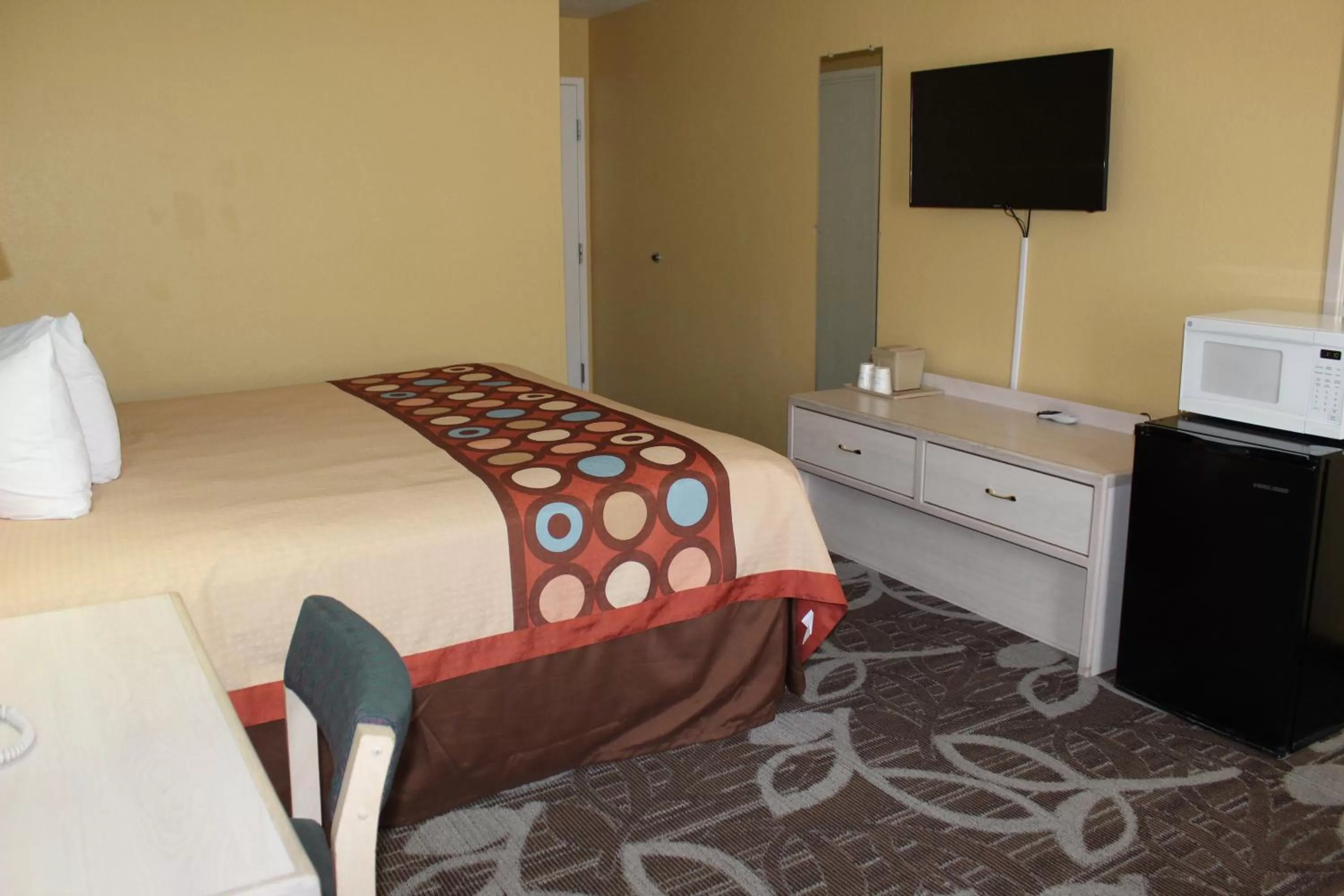 Bed in Super 8 by Wyndham Nephi