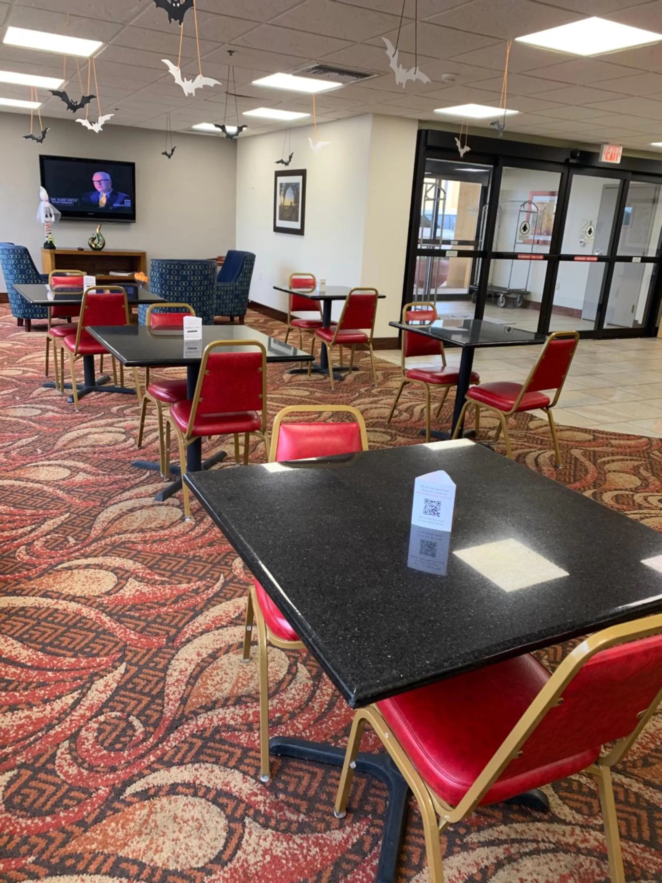 Restaurant/places to eat in La Quinta Inn by Wyndham Davenport & Conference Center