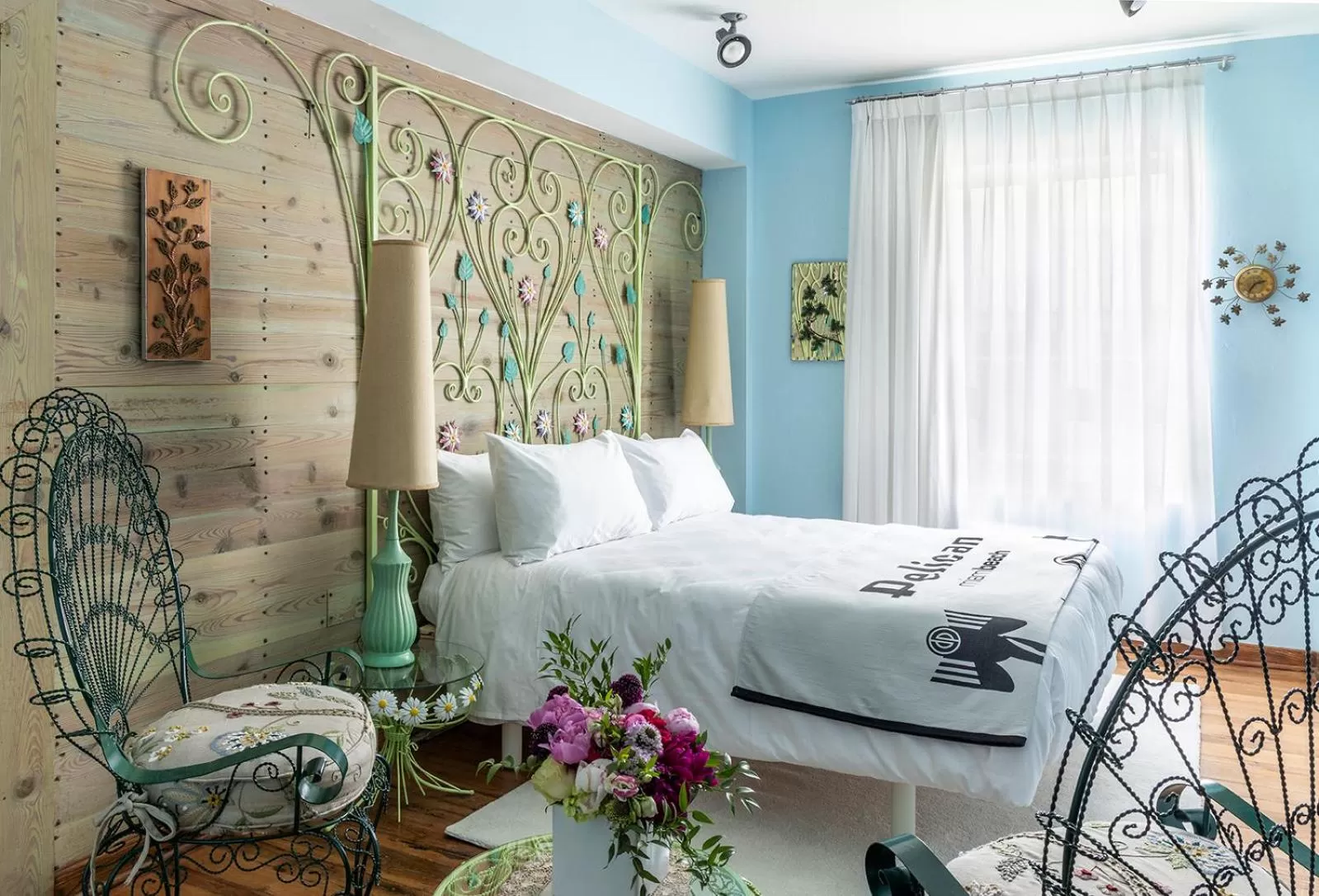 Photo of the whole room, Bed in Pelican Hotel