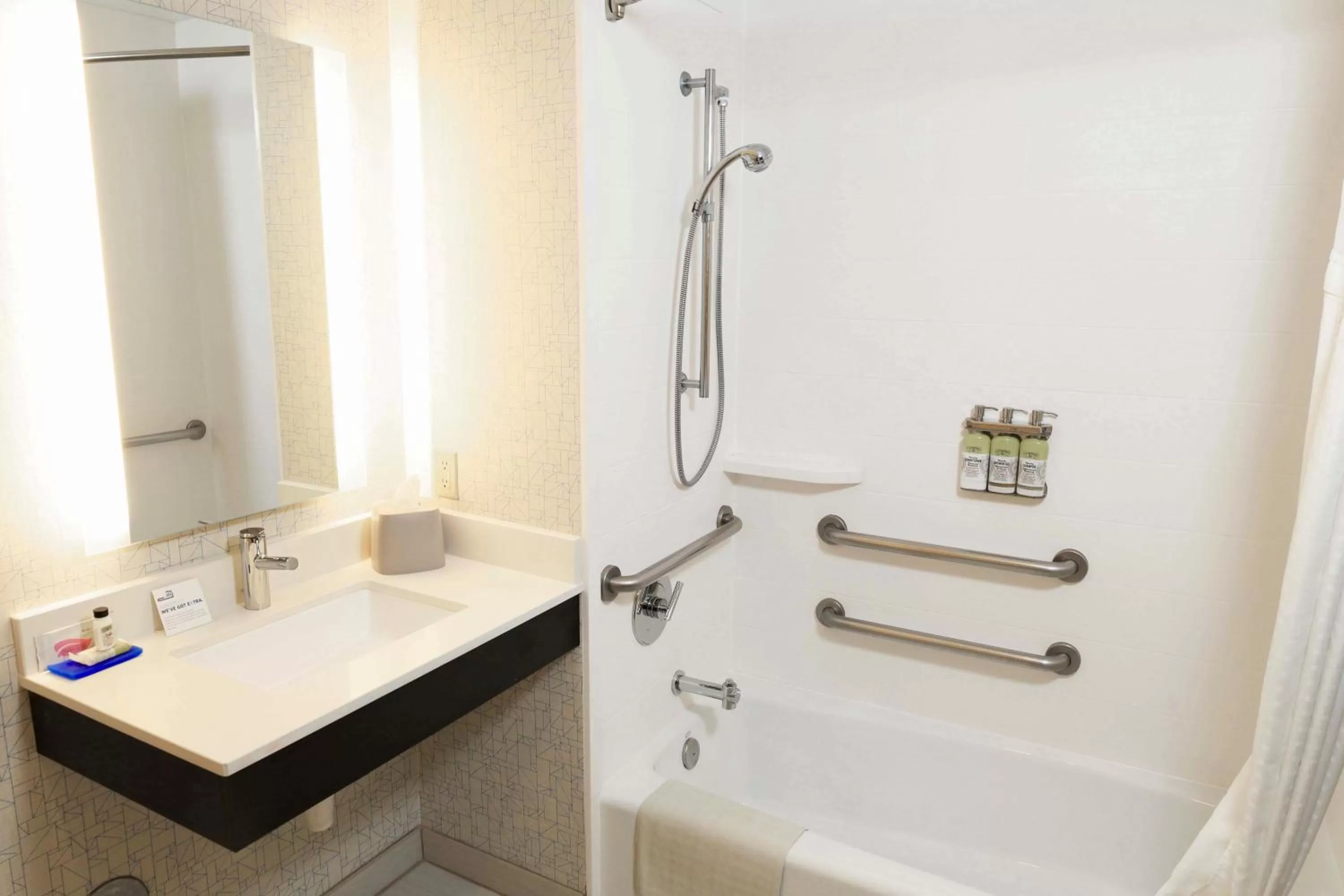 Twin Room - Mobility Access with Bath Tub in Holiday Inn Express Hotel & Suites Napa Valley-American Canyon, an IHG Hotel