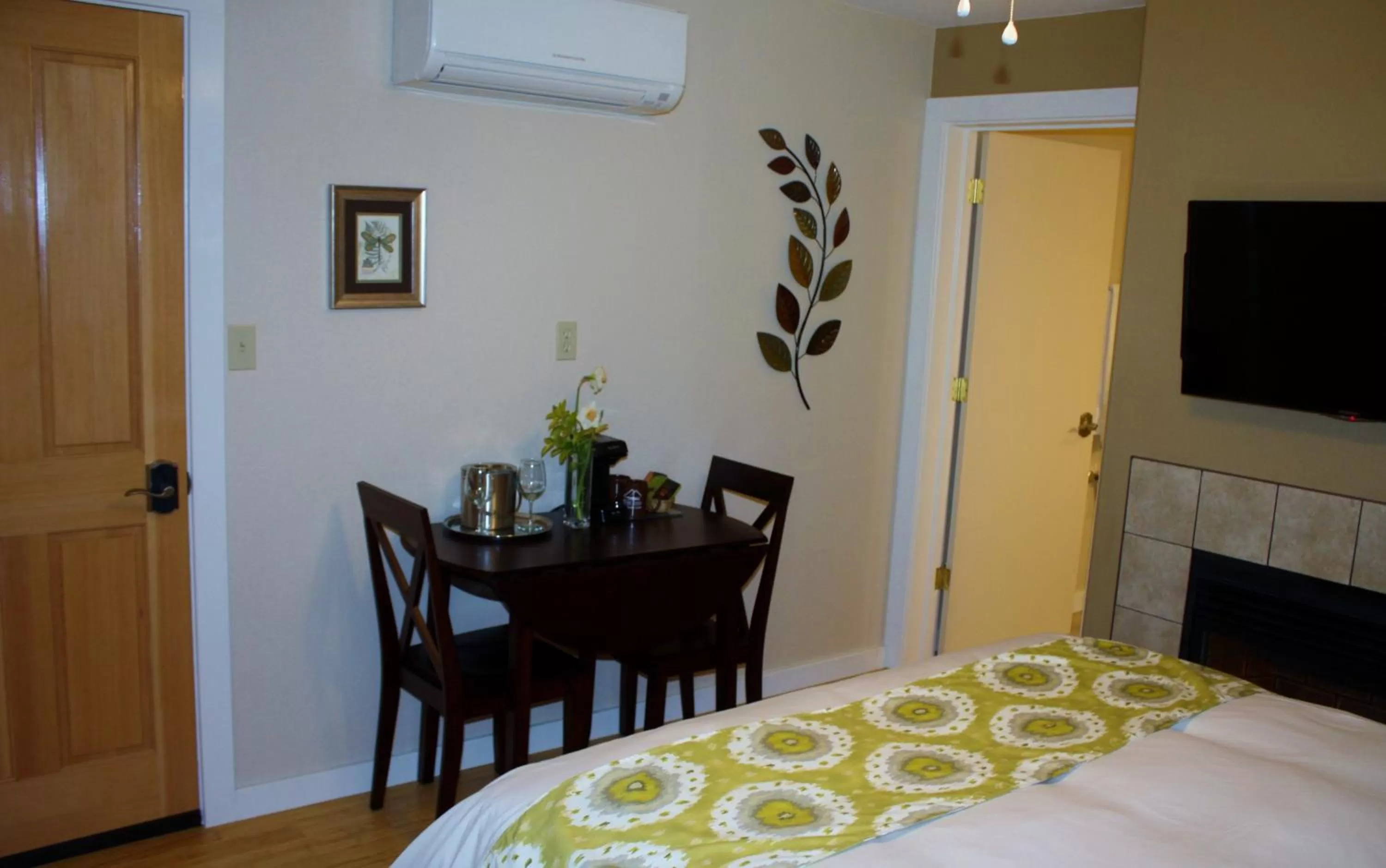 Queen Room in The Inn at Shasta Lake