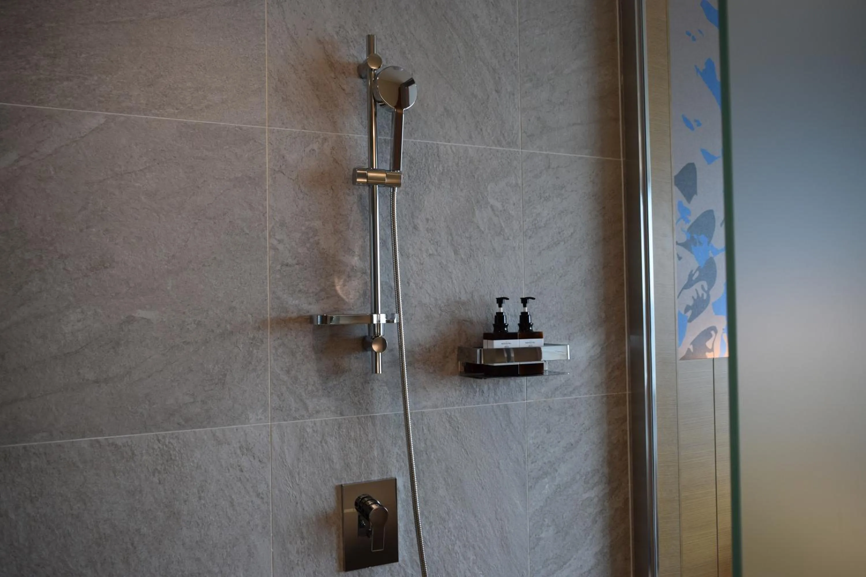 Shower in Novotel Suites Ambassador Seoul Yongsan