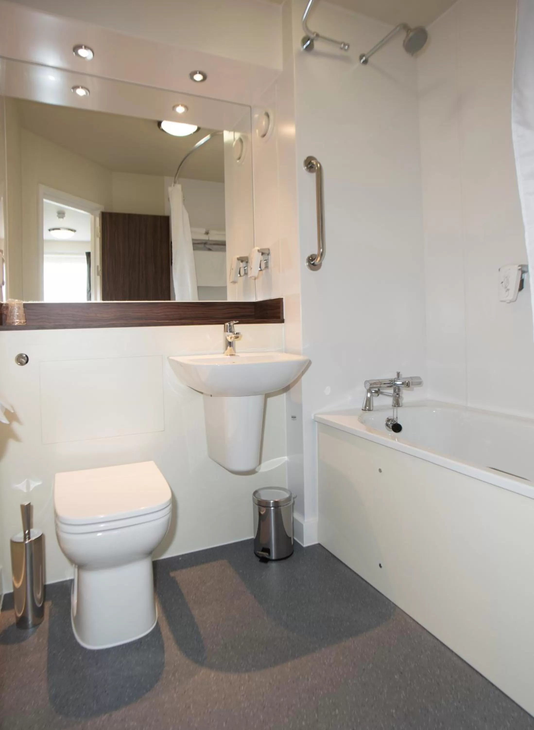 Bathroom in Sweet Chestnut, Dunfermline by Marston's Inns