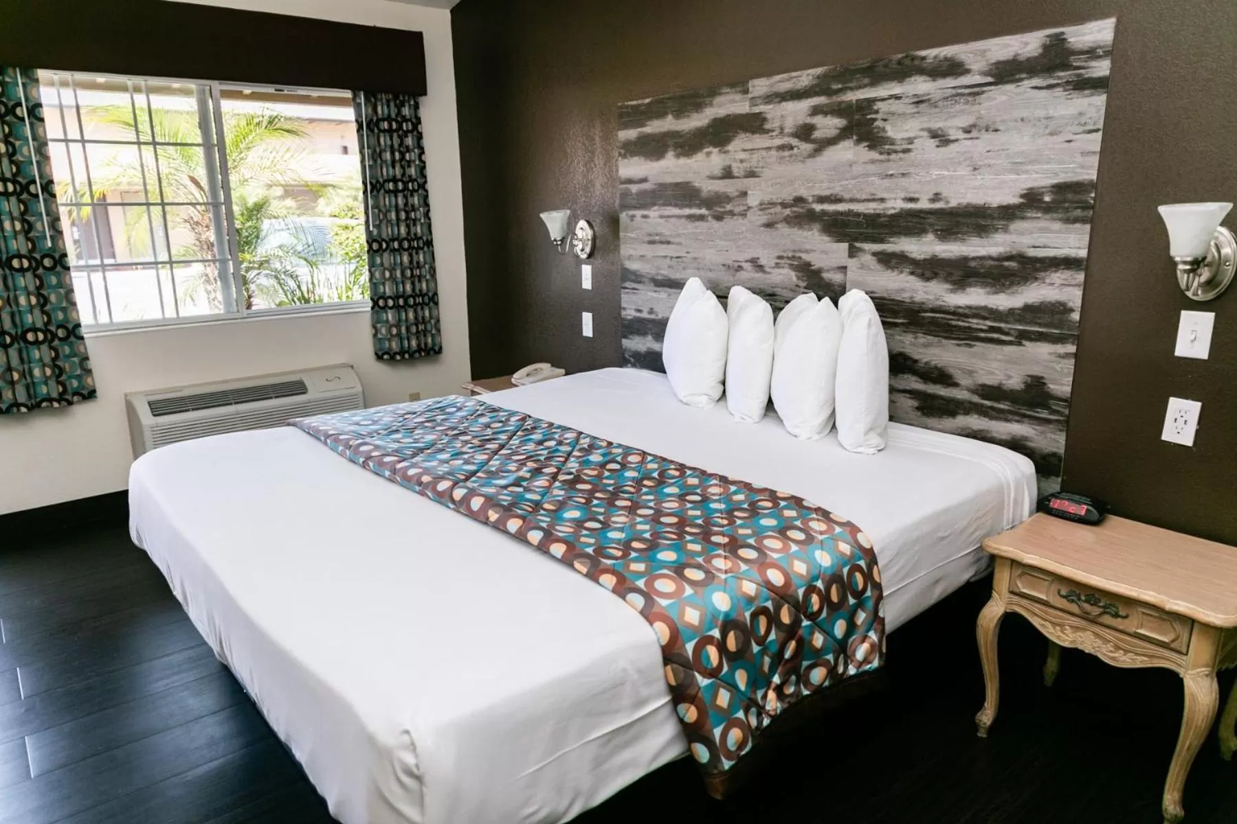 Photo of the whole room, Bed in Anaheim Discovery Inn and Suites