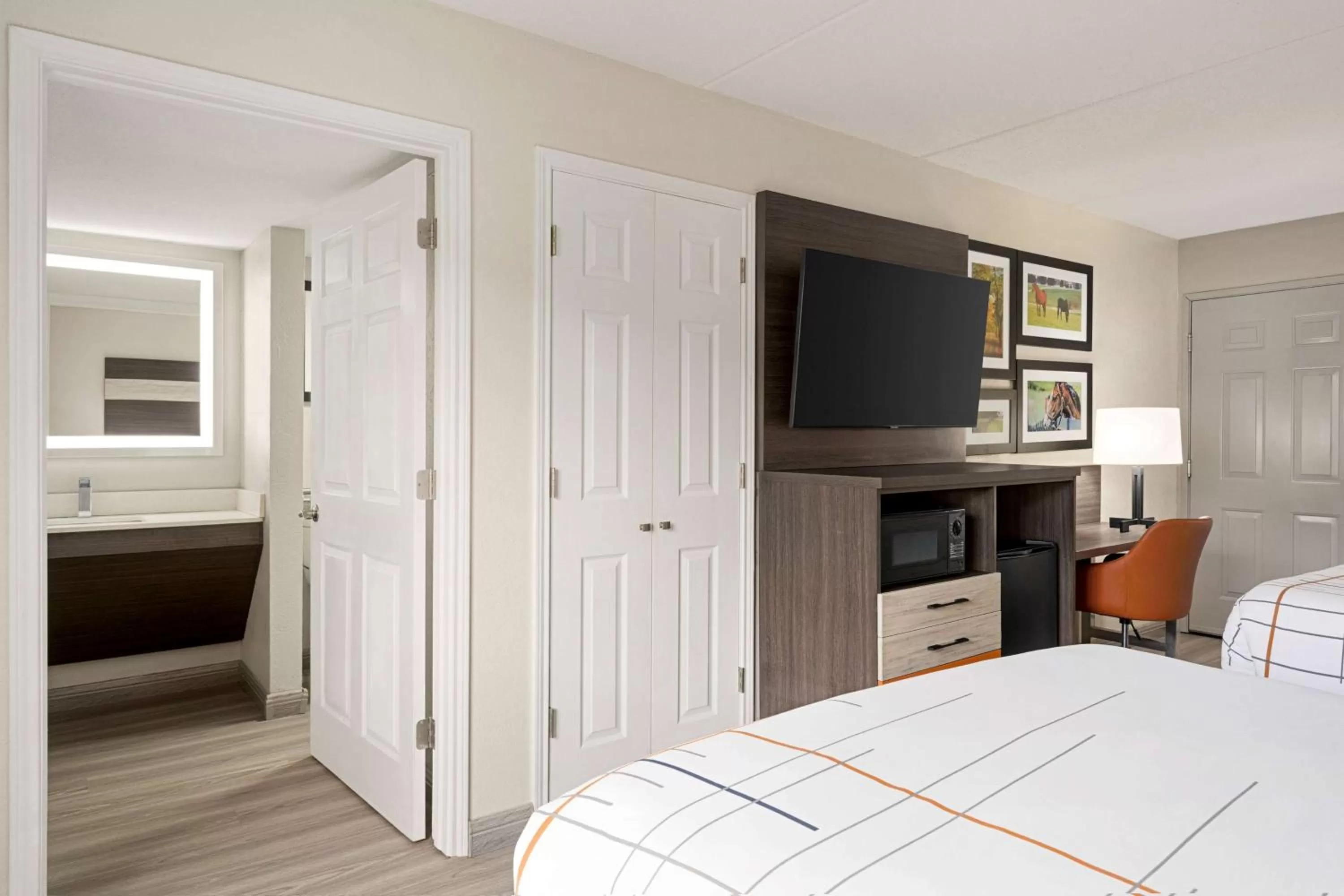 Photo of the whole room, Bed in La Quinta Inn Lexington-Horse Park