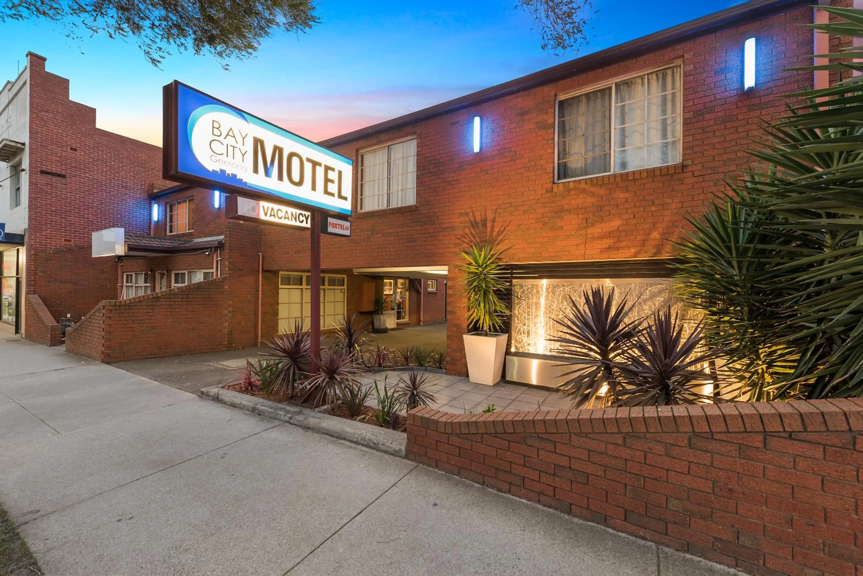 Restaurant/places to eat in Bay City (Geelong) Motel