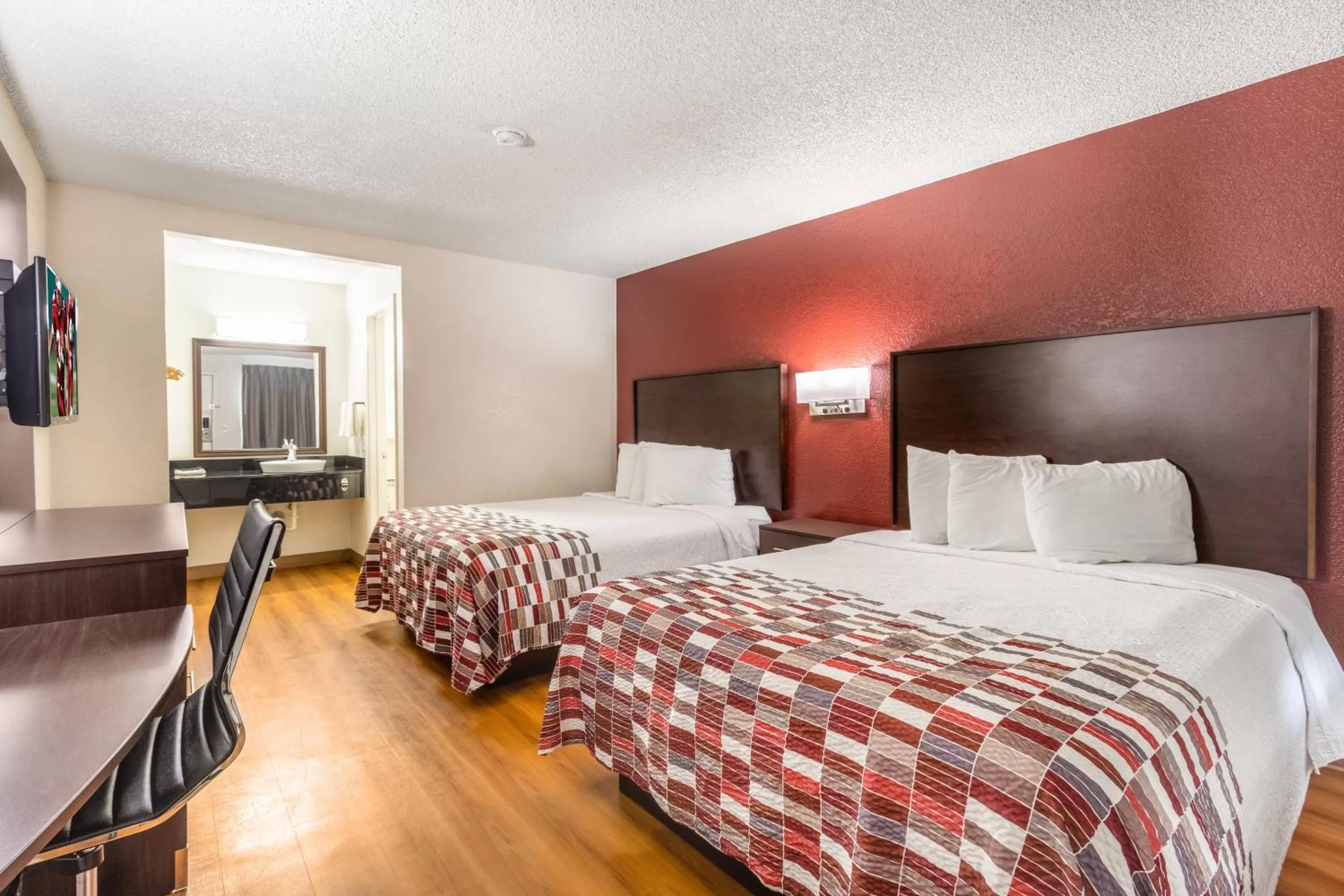 Photo of the whole room, Bed in Red Roof Inn Phoenix- Midtown