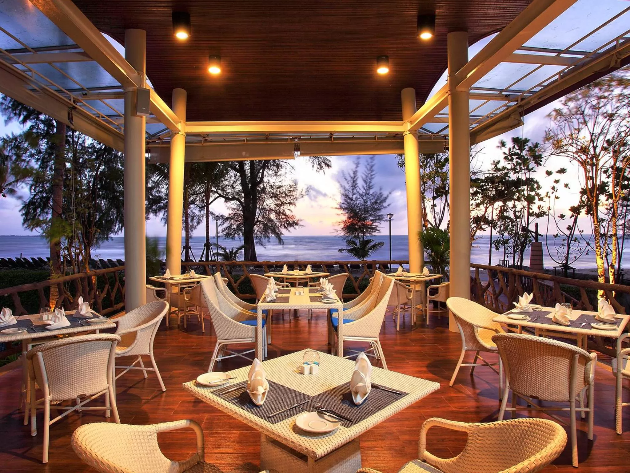 Restaurant/places to eat in Graceland Khaolak Beachfront Resort