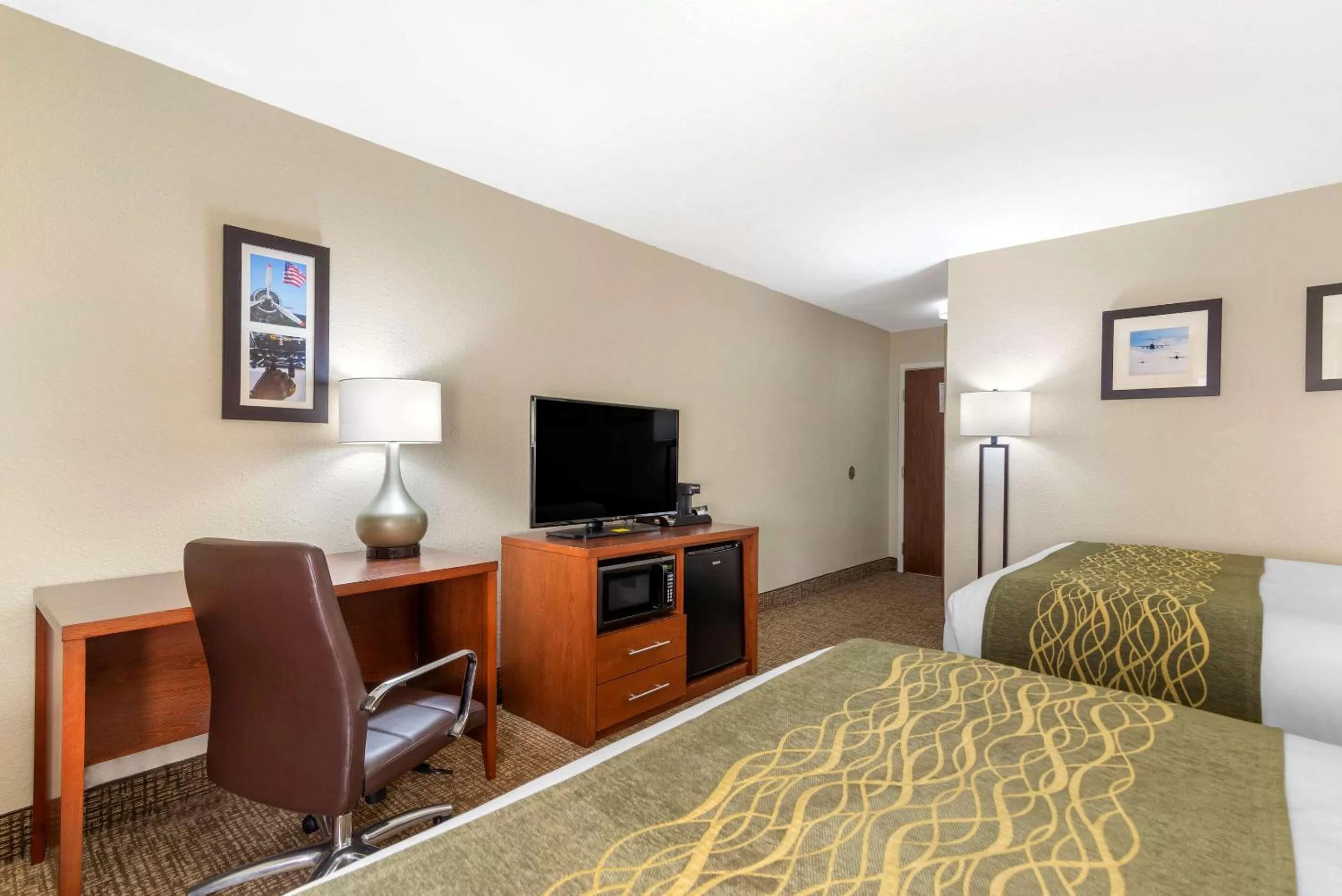 Bedroom, Bed in Comfort Inn & Suites - near Robins Air Force Base Main Gate
