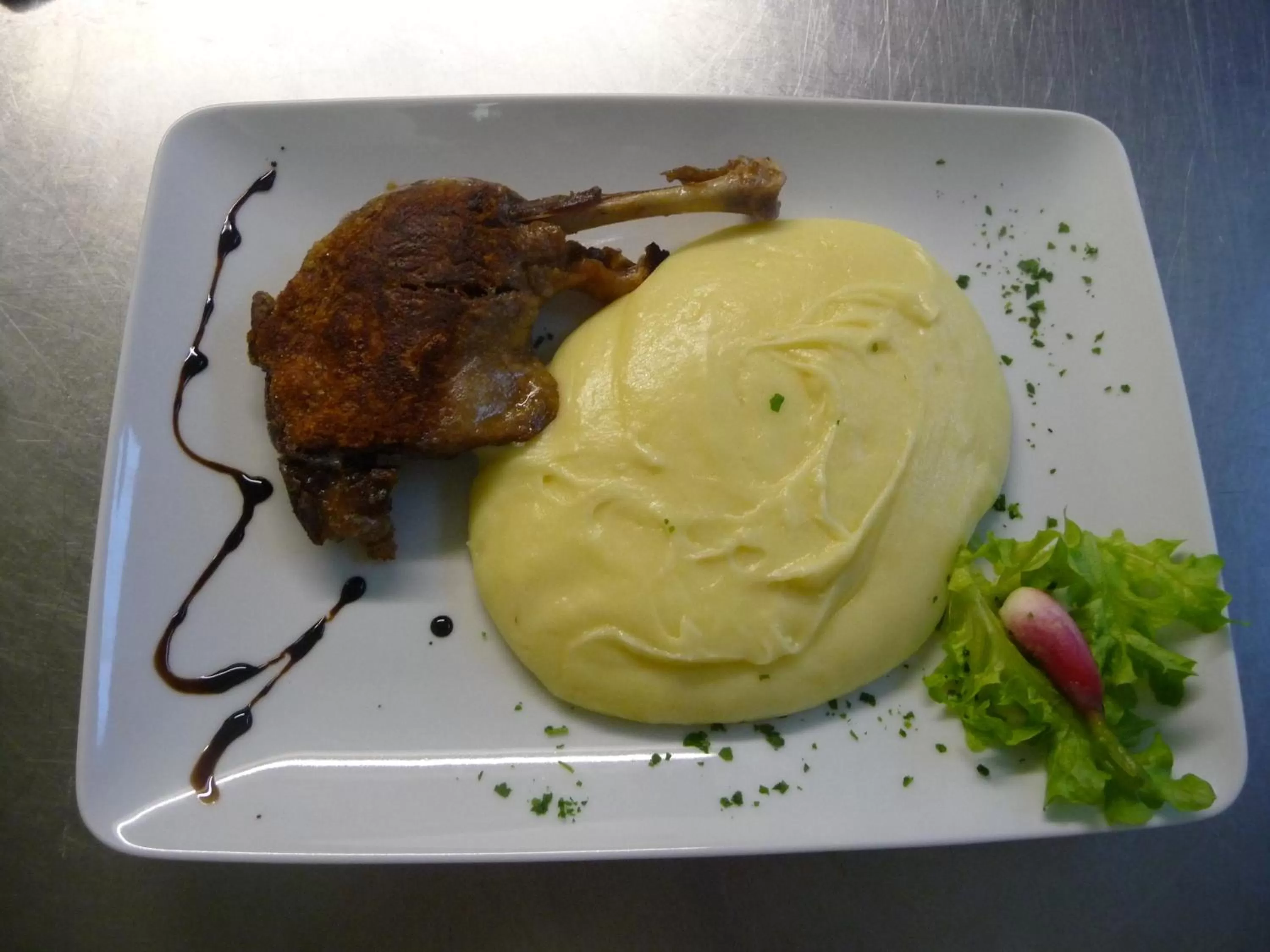 Food and drinks in Hôtel Les Tilleuls de Pareloup à Salles-Curan