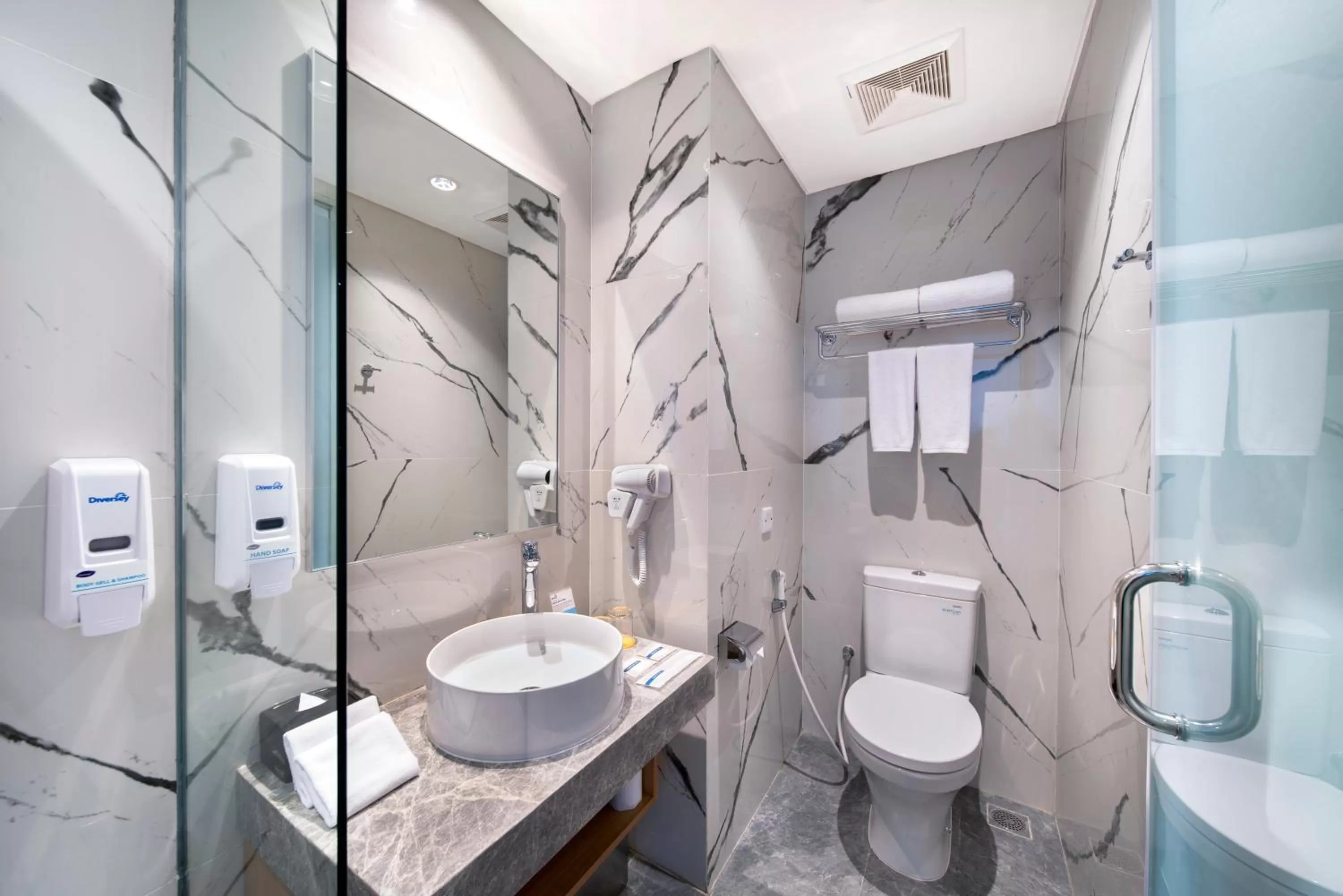 Bathroom in Holiday Inn Express Jakarta Matraman by IHG