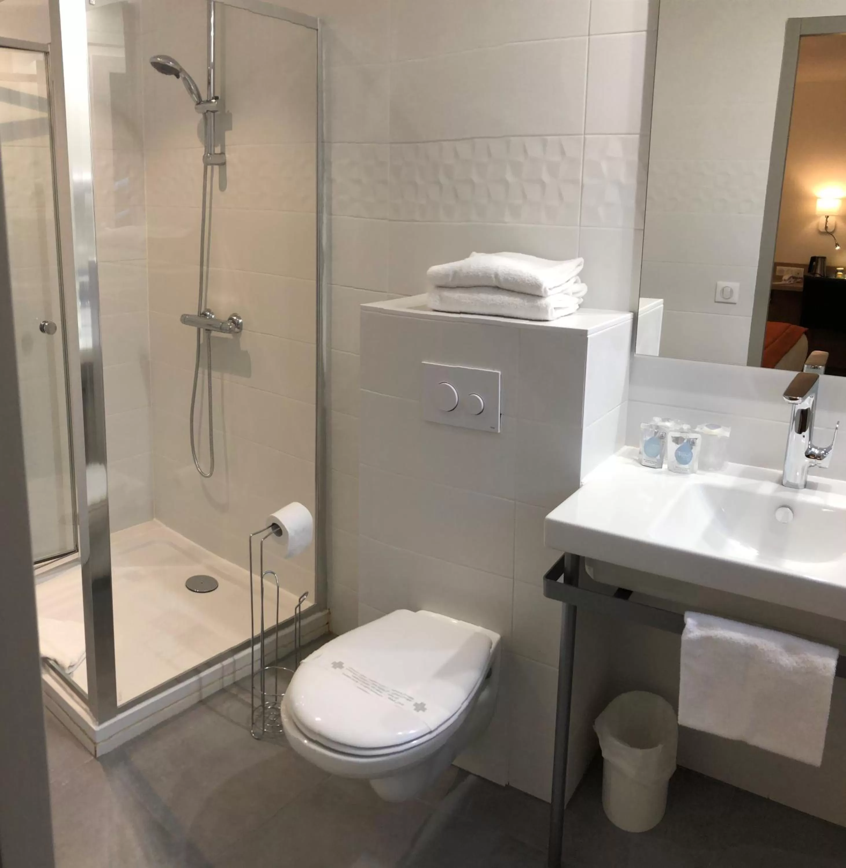 Shower in Kyriad Quimper Sud